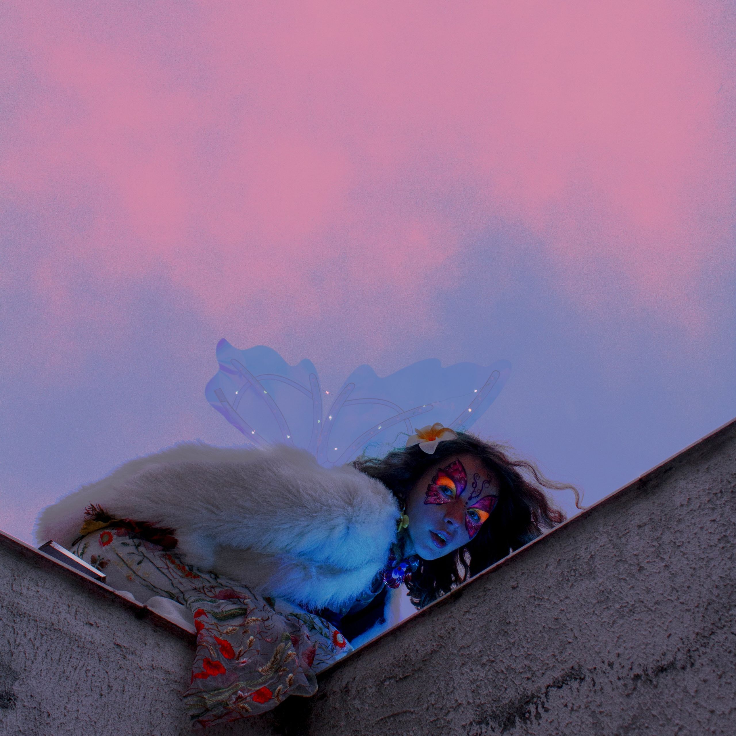 Яркий подарок серому городу