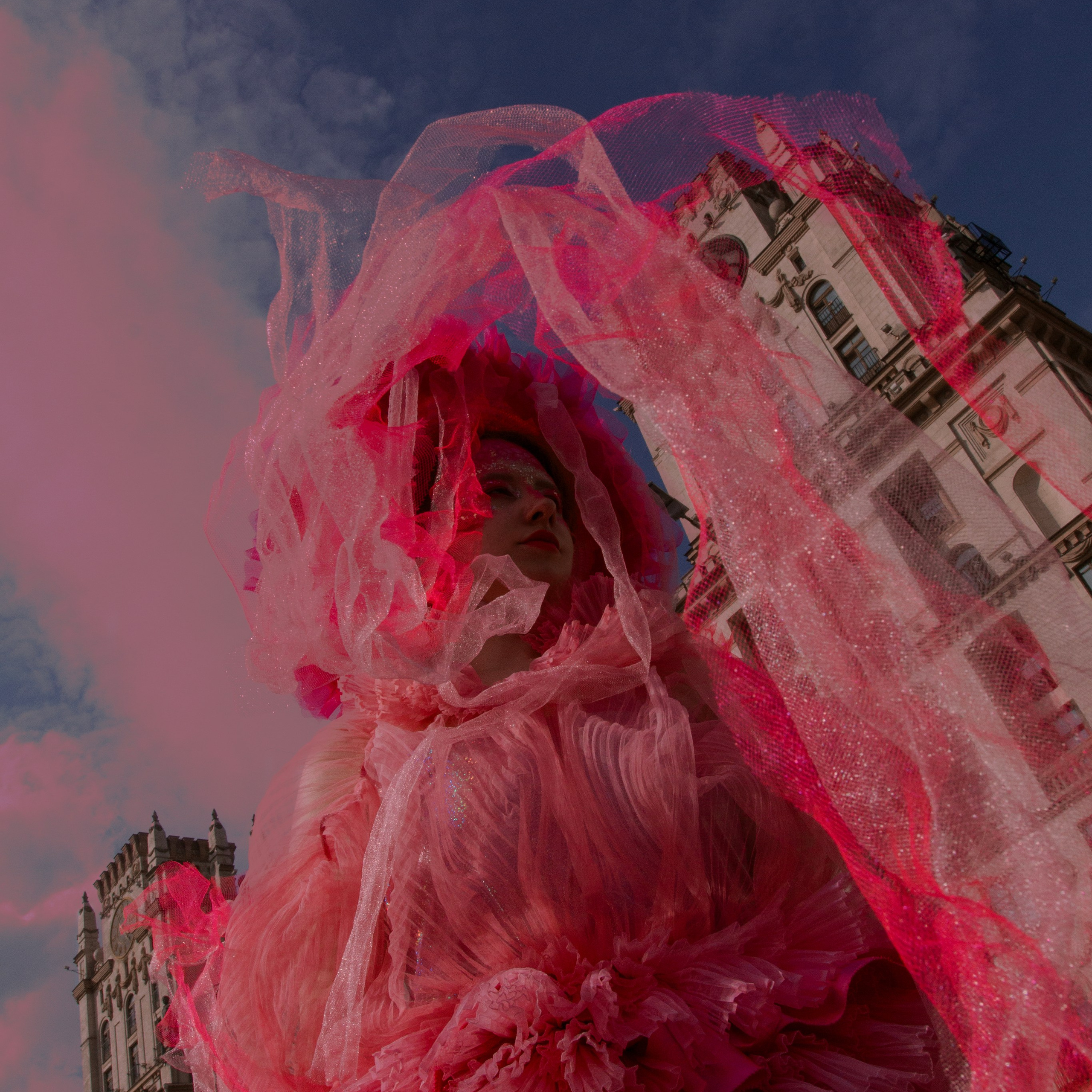 Яркая медуза врывается в май