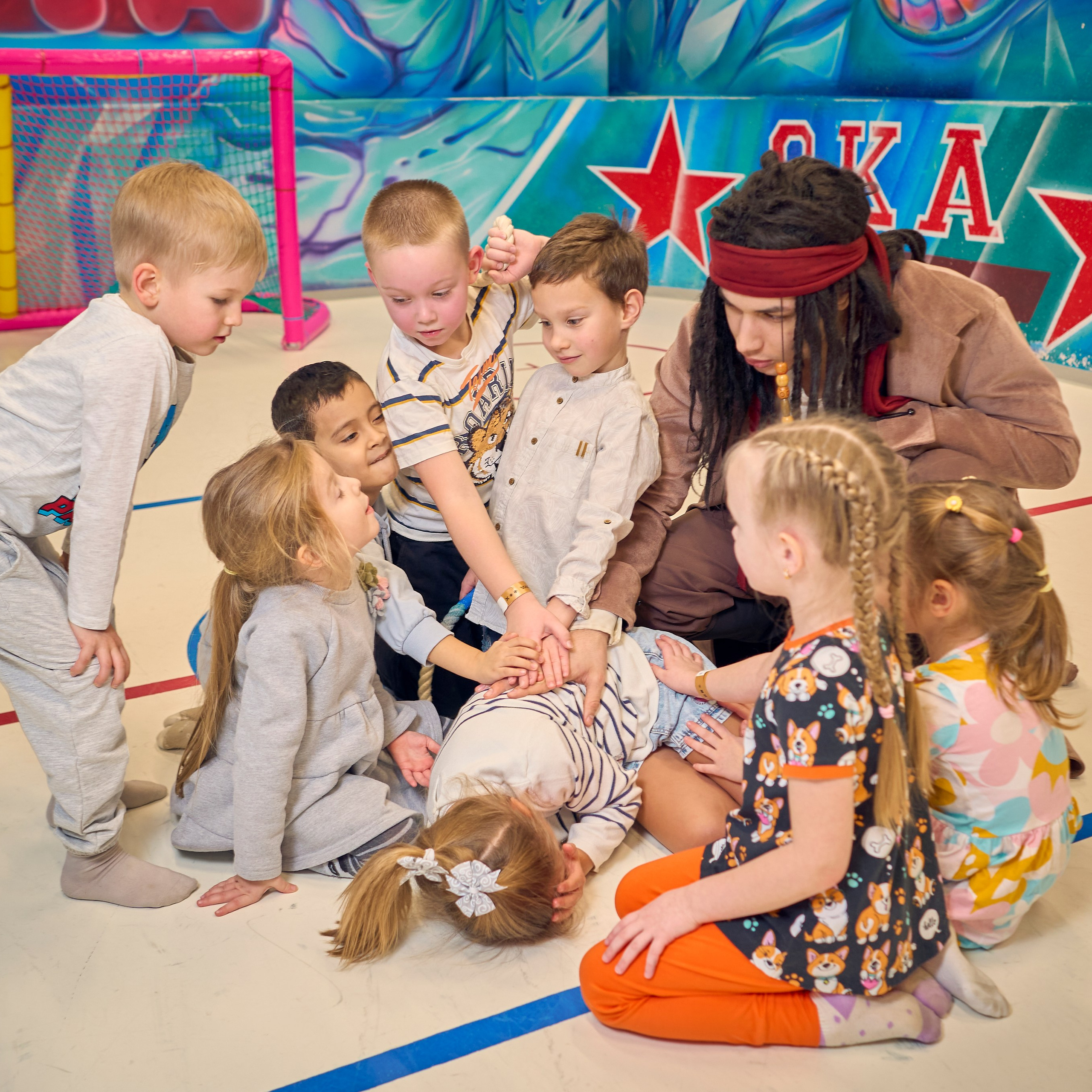 Дети помогают девочке встать