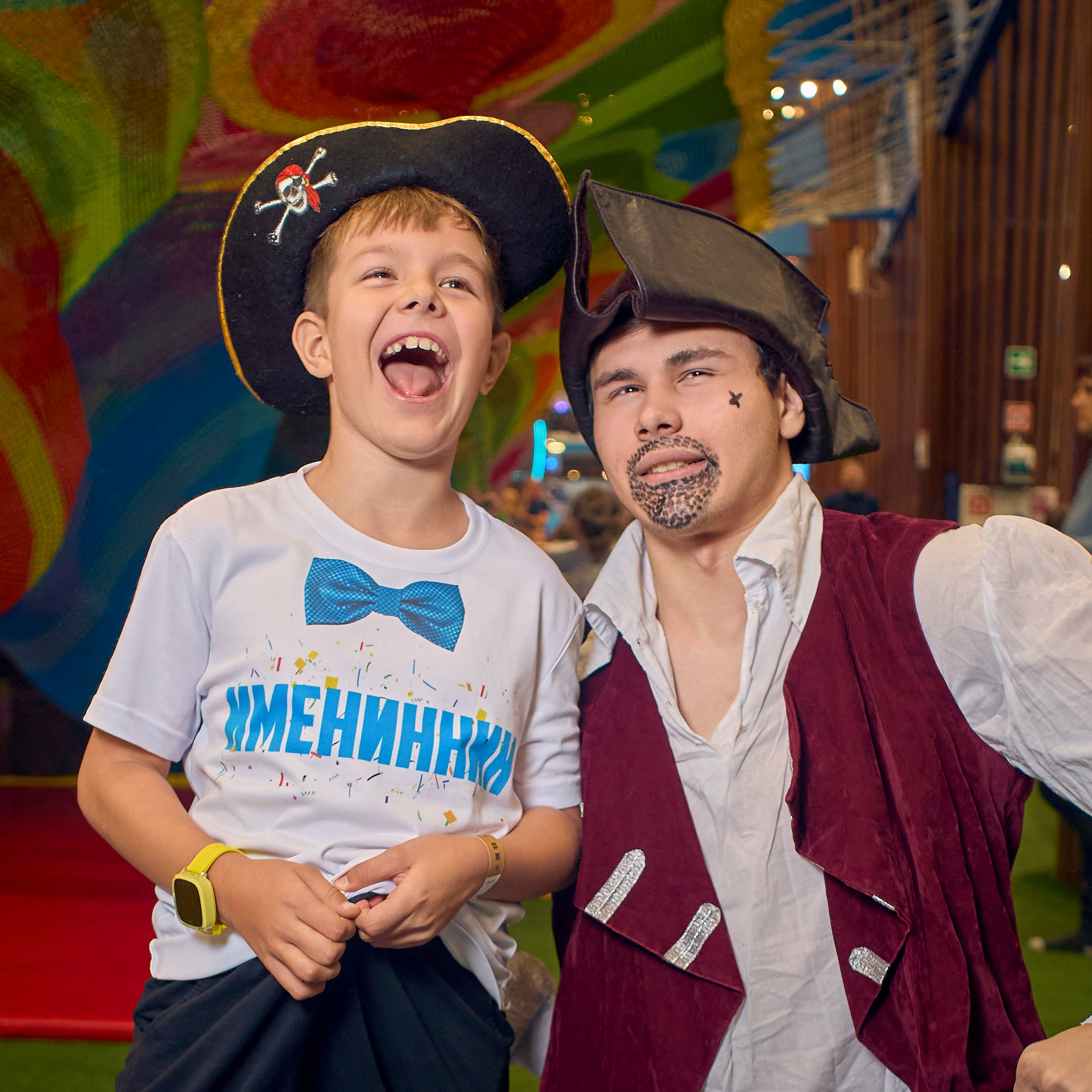 Мальчик вместе с аниматором улыбается