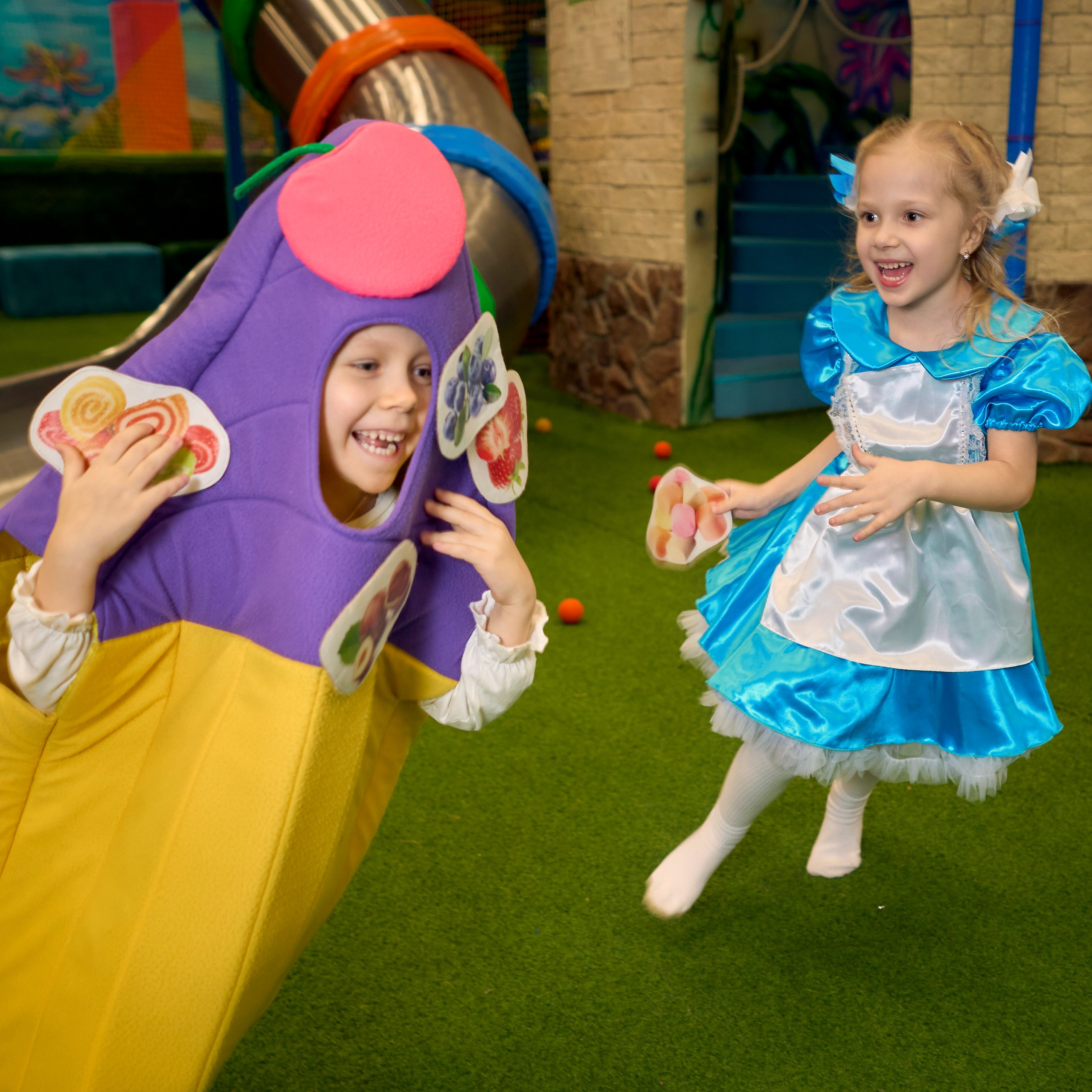 Дети в костюмах играют в догонялки