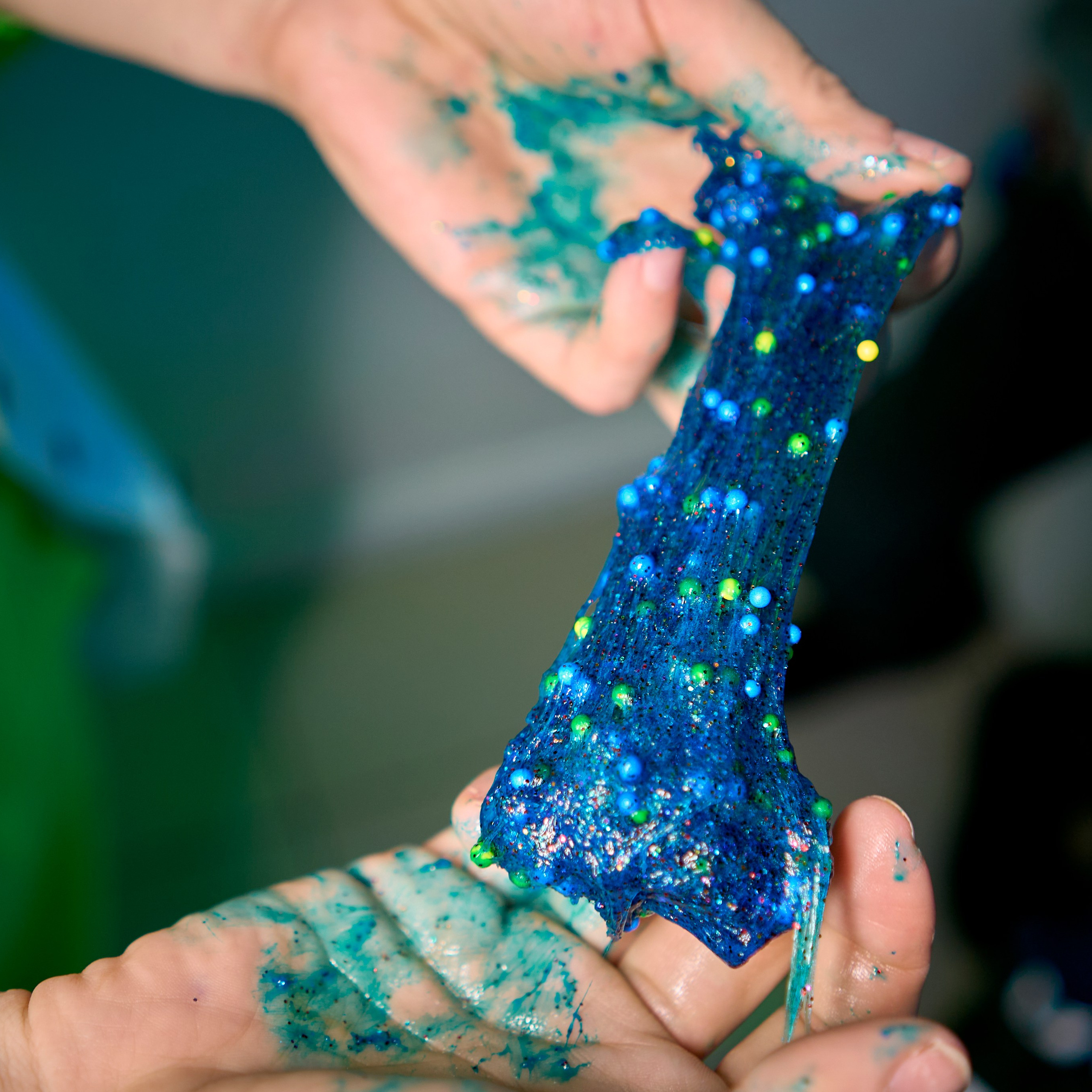 Готовый слайм в детской руке