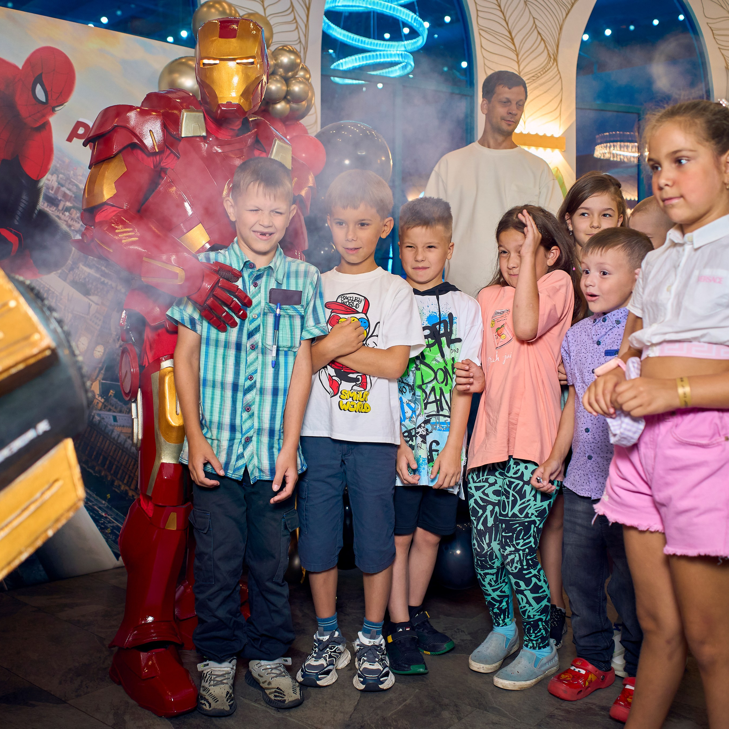 Дети стоят с аниматором