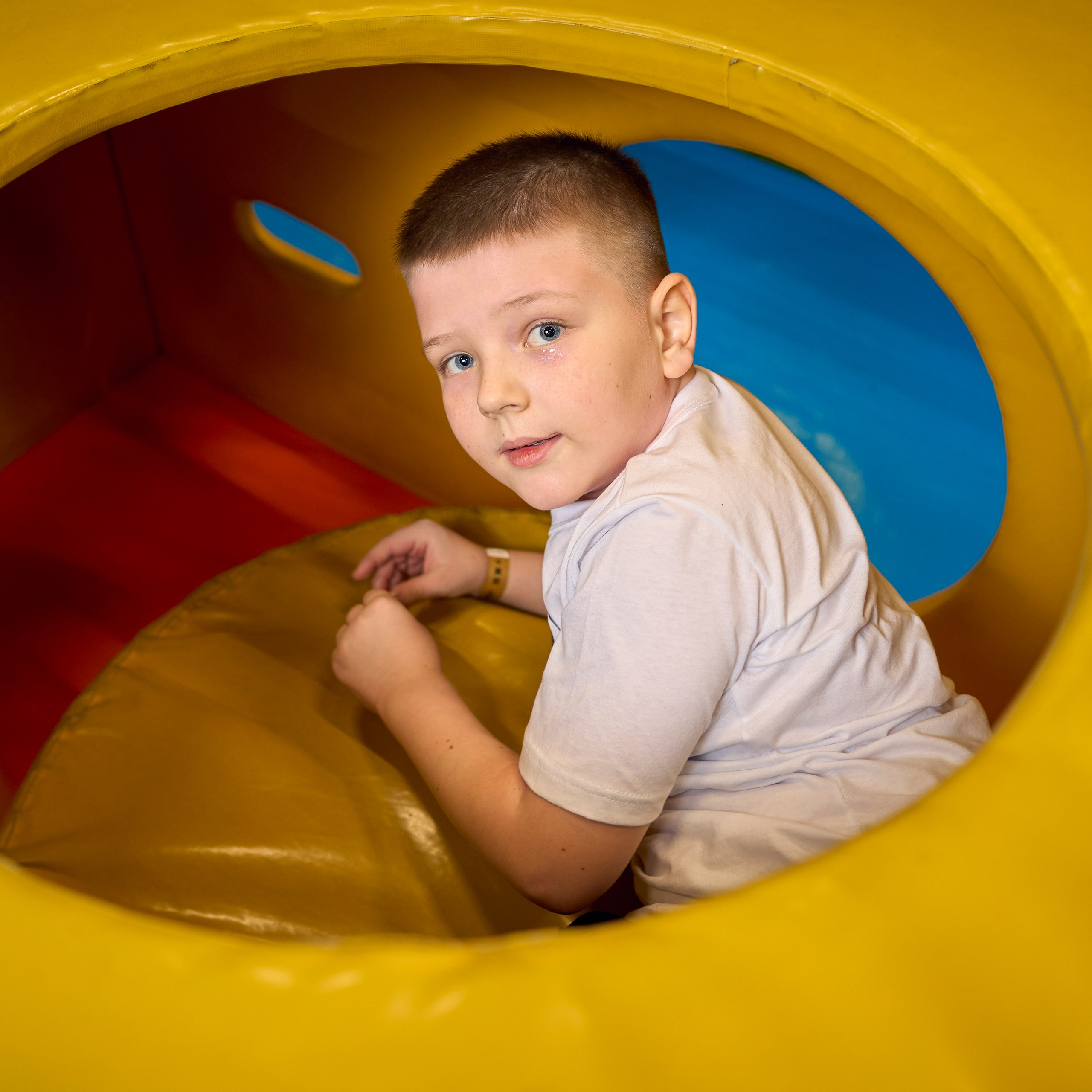 Мальчик в аттракционе сыр сидит