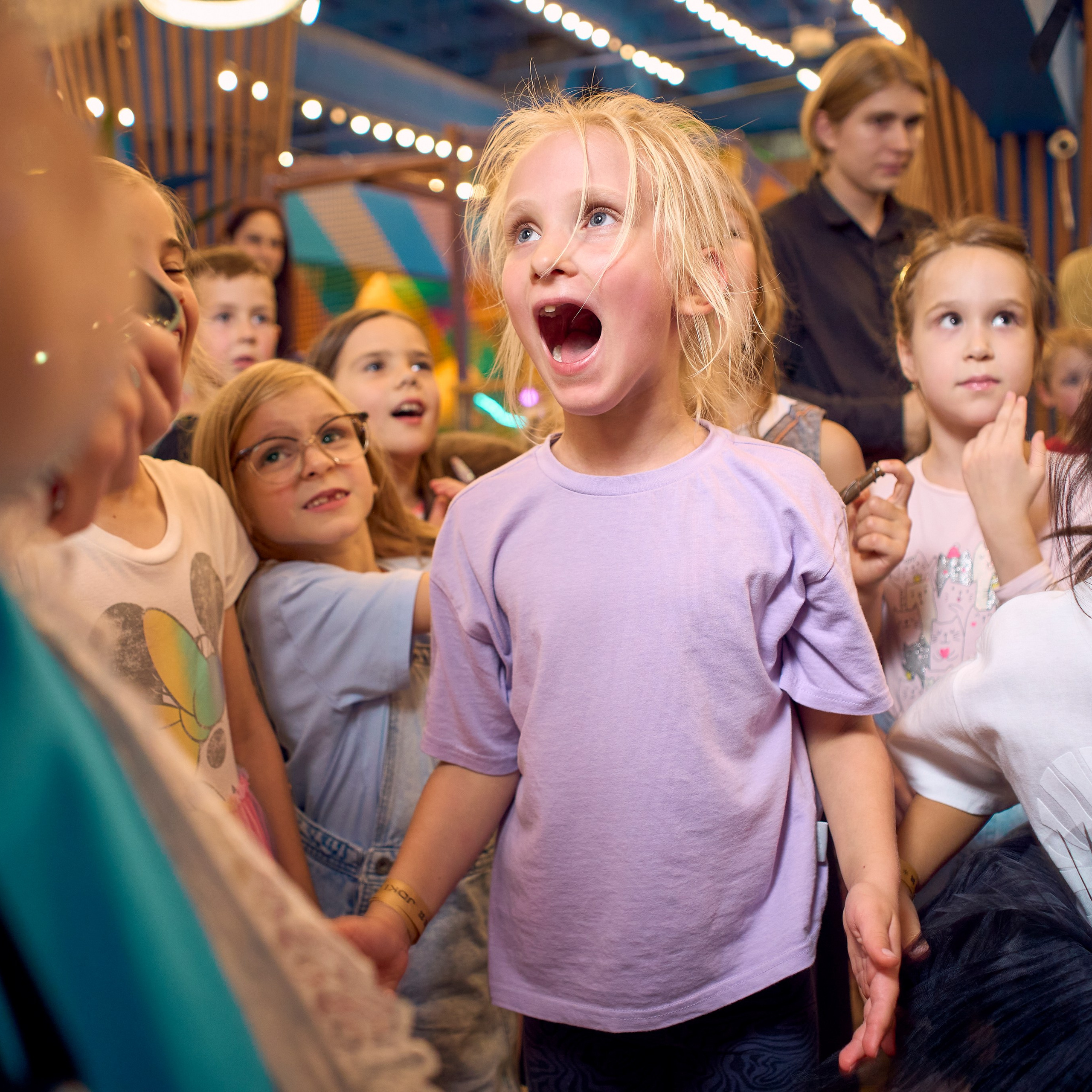 Дети воодушевленно радуются 