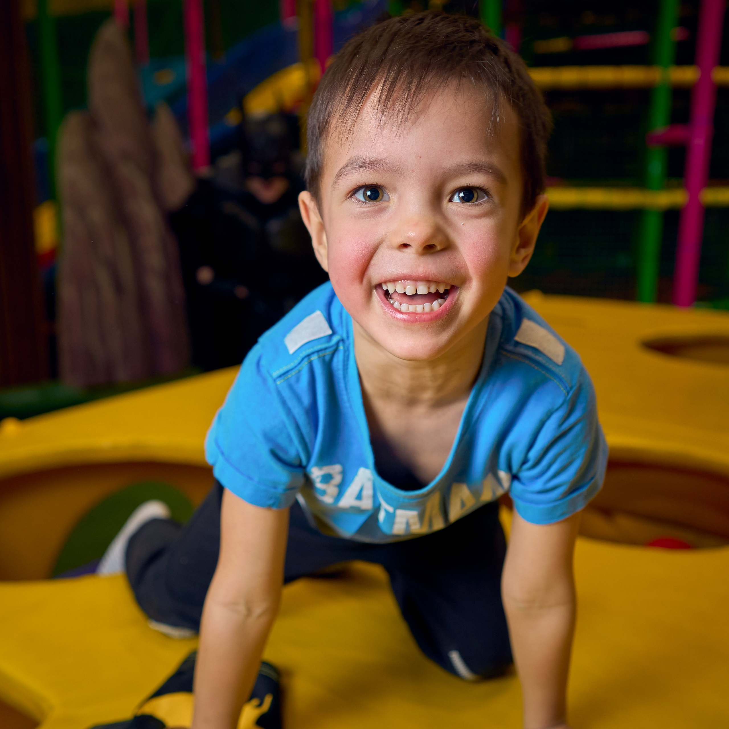 Мальчик смеется 