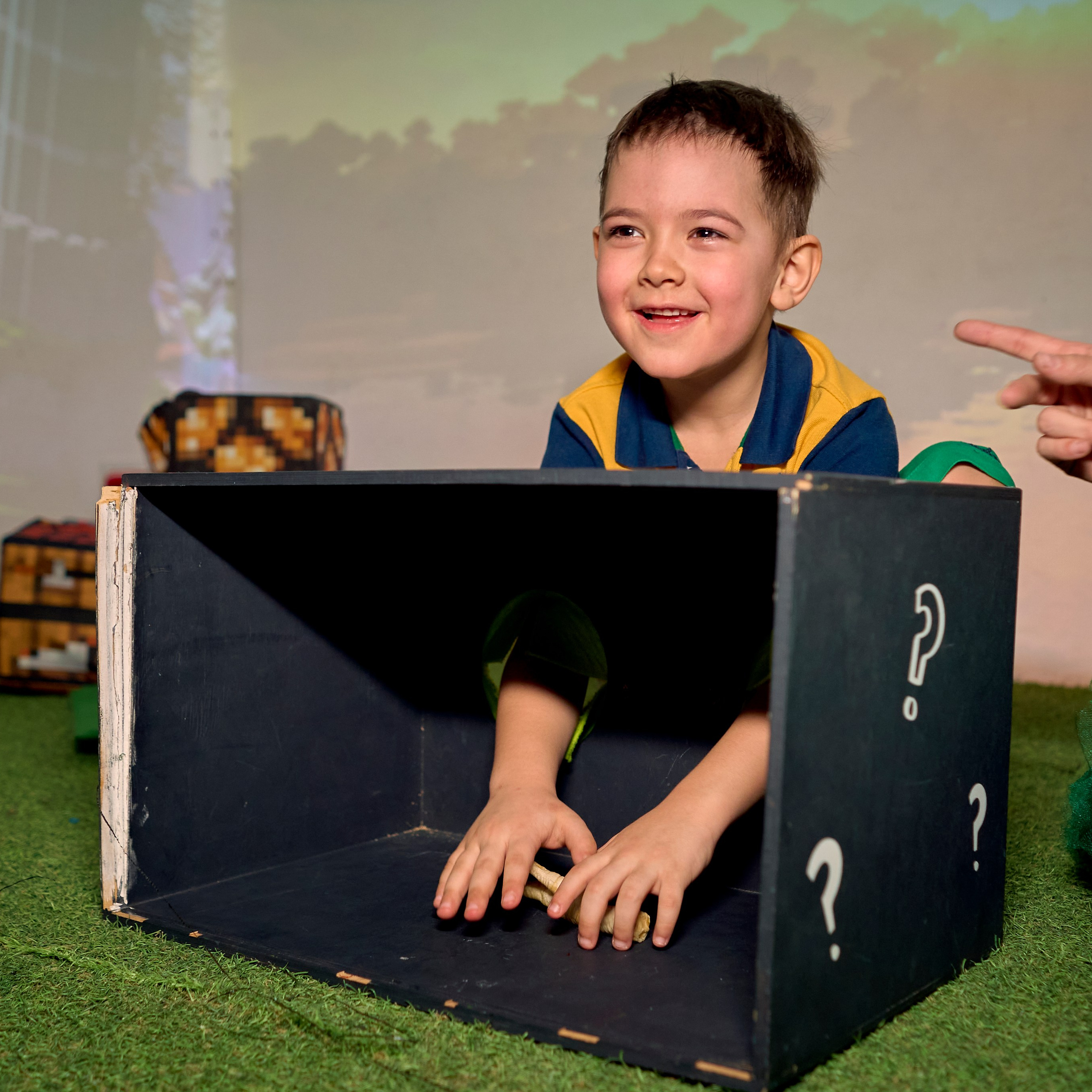 Мальчик играет в угадай предмет