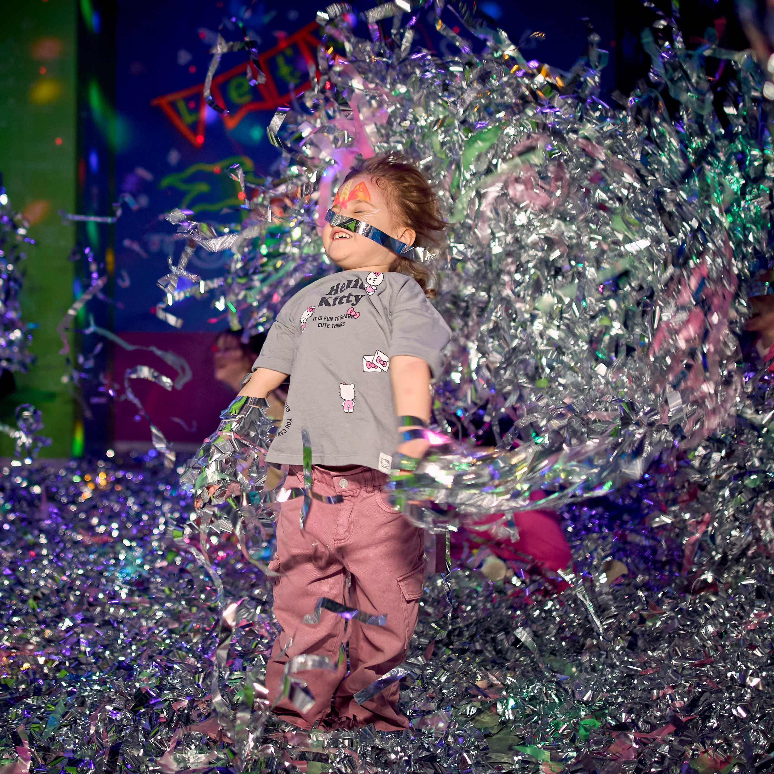 Радостный ребенок раскидывает фальгу