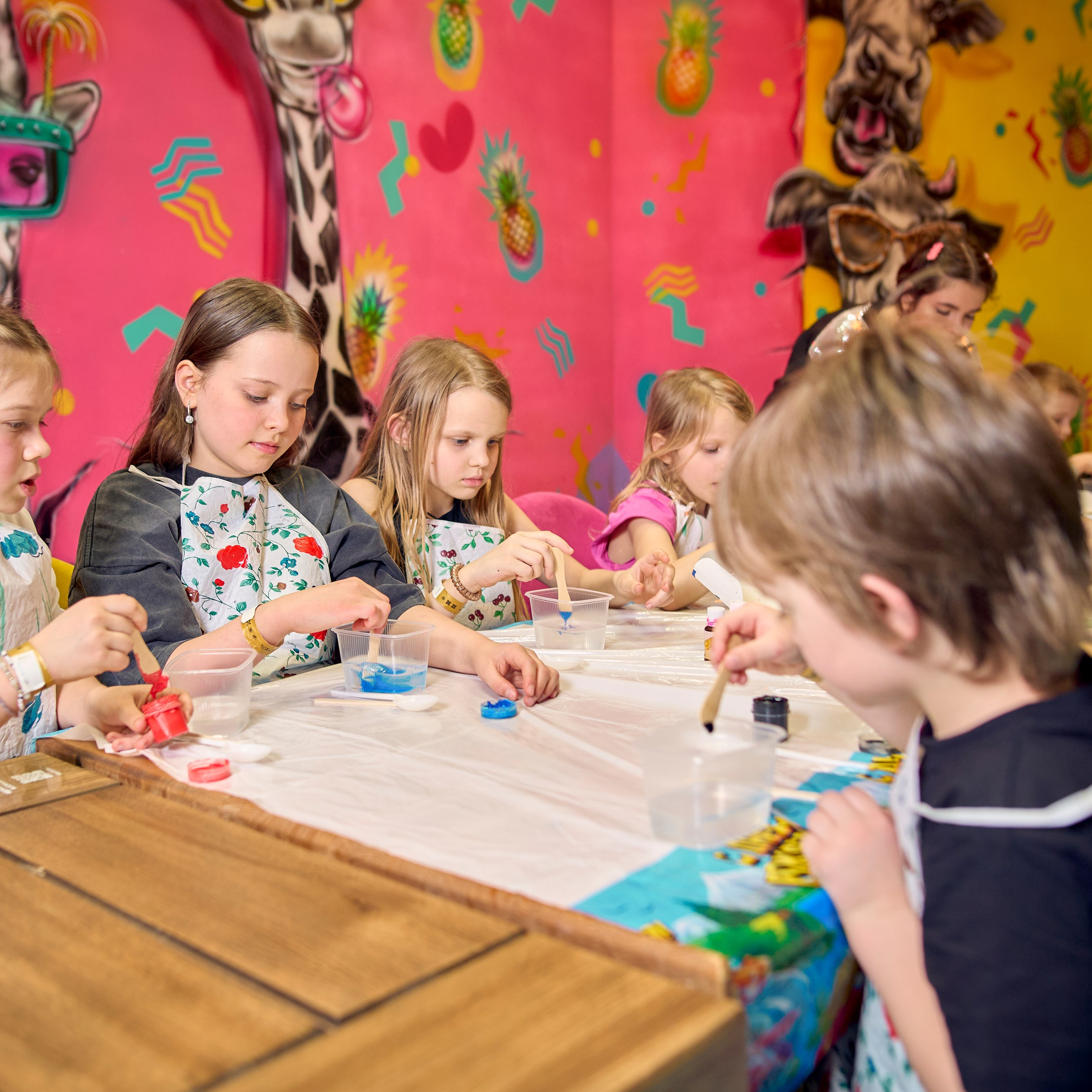 Группа детей с интересом делают слаймы