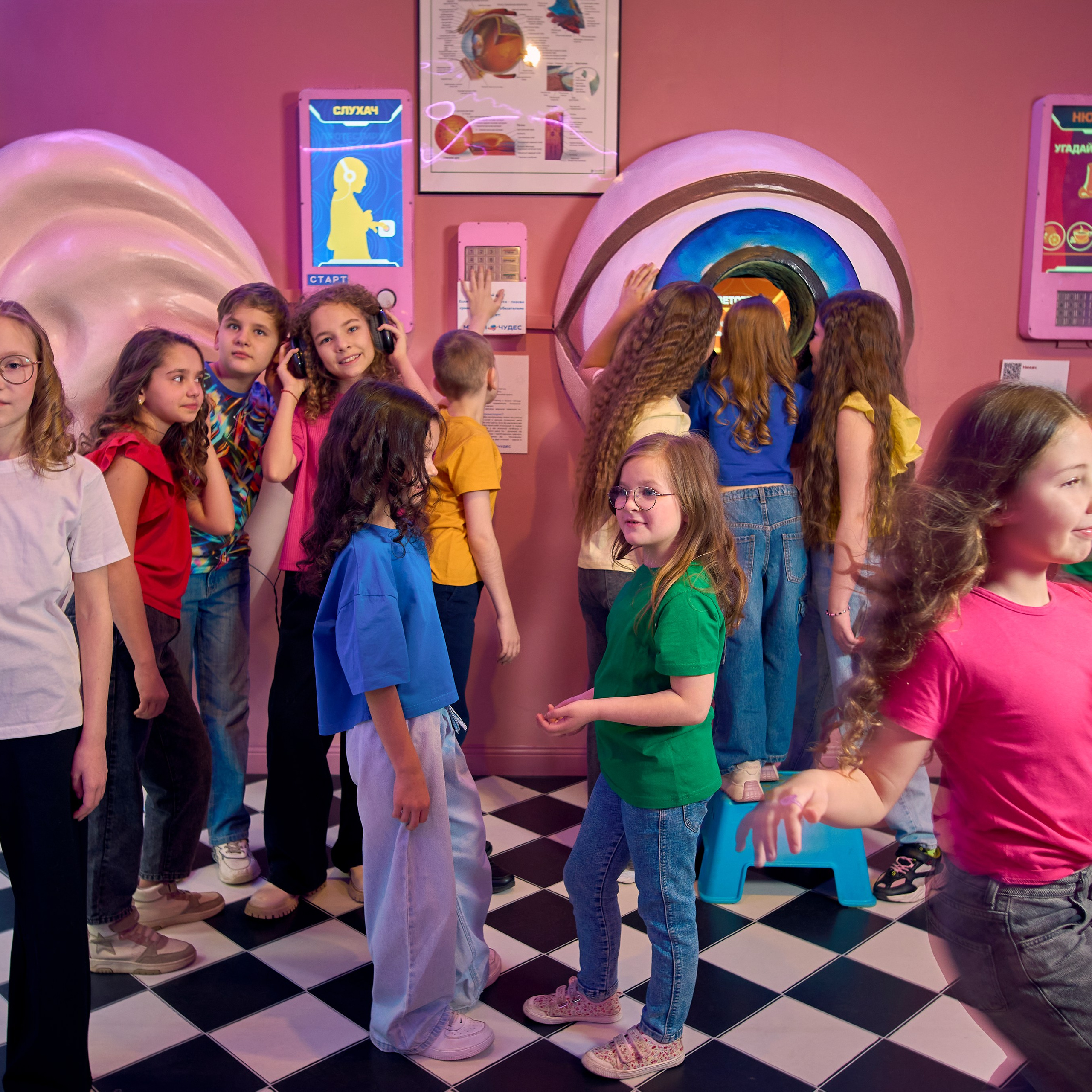 Группа детей в интерактивном музее, общая фотография