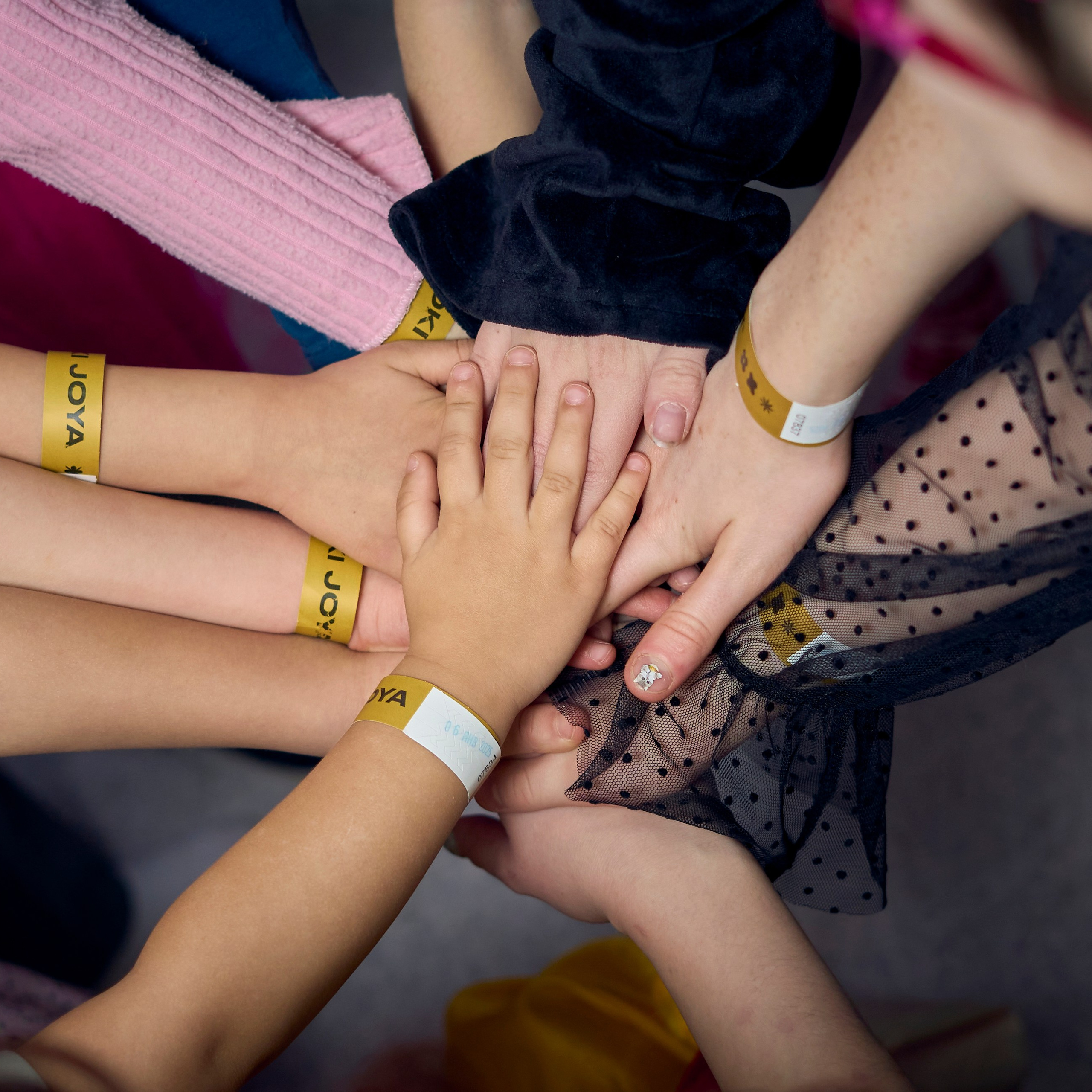 Дети сложили руки на руки