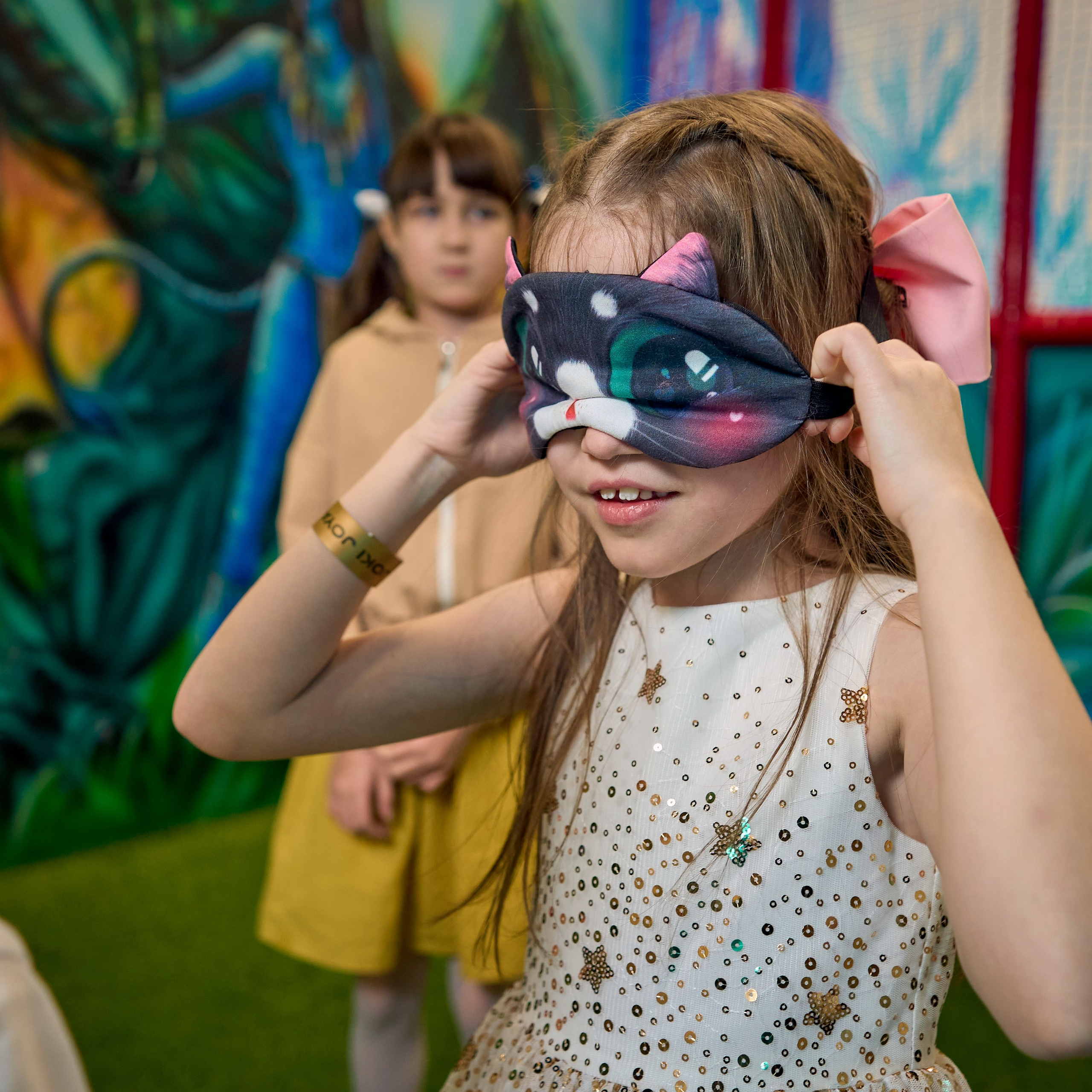 Девочке завязывают глаза для игры