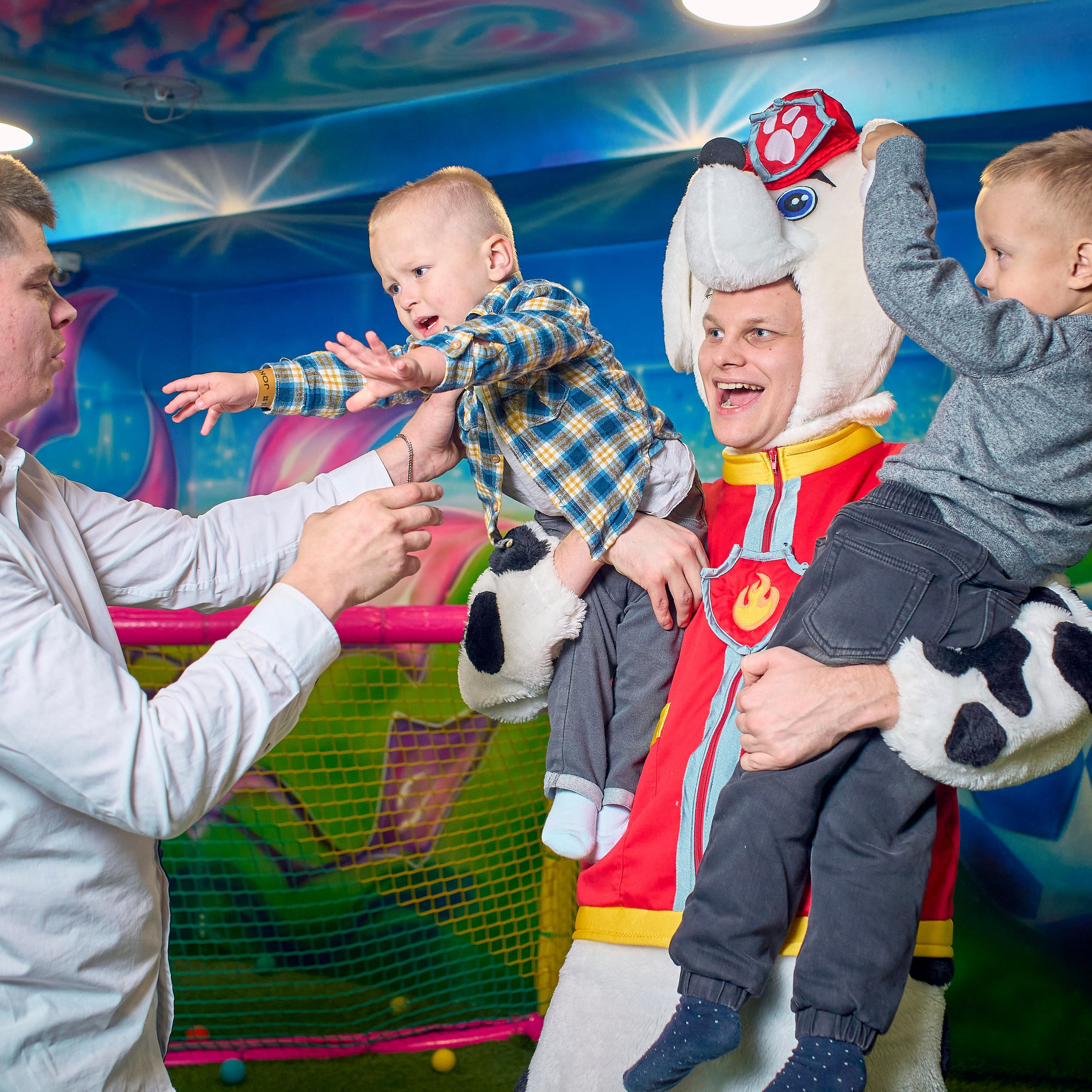 Папа забирает детей с рук аниматора