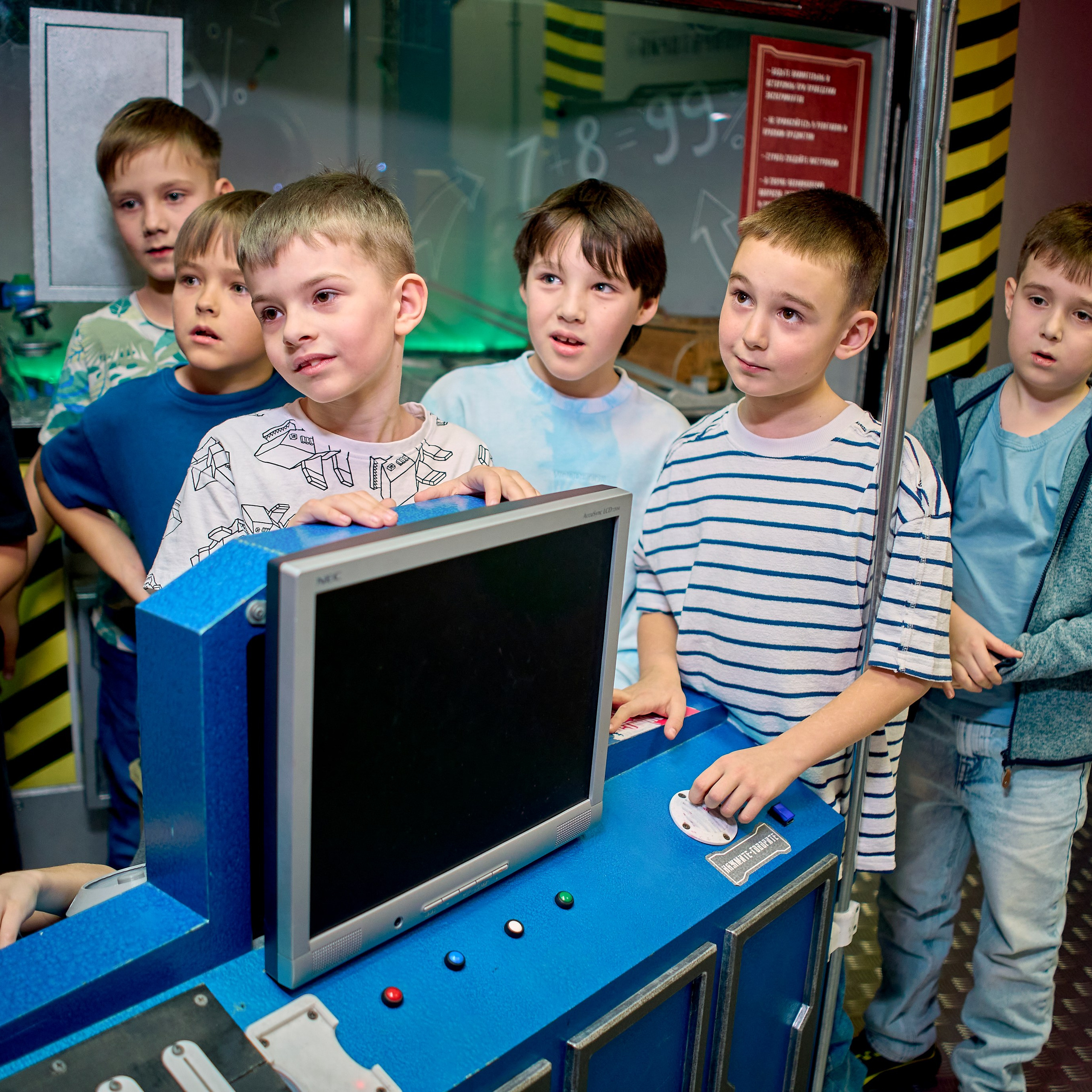 Дети слушают аниматора на квесте