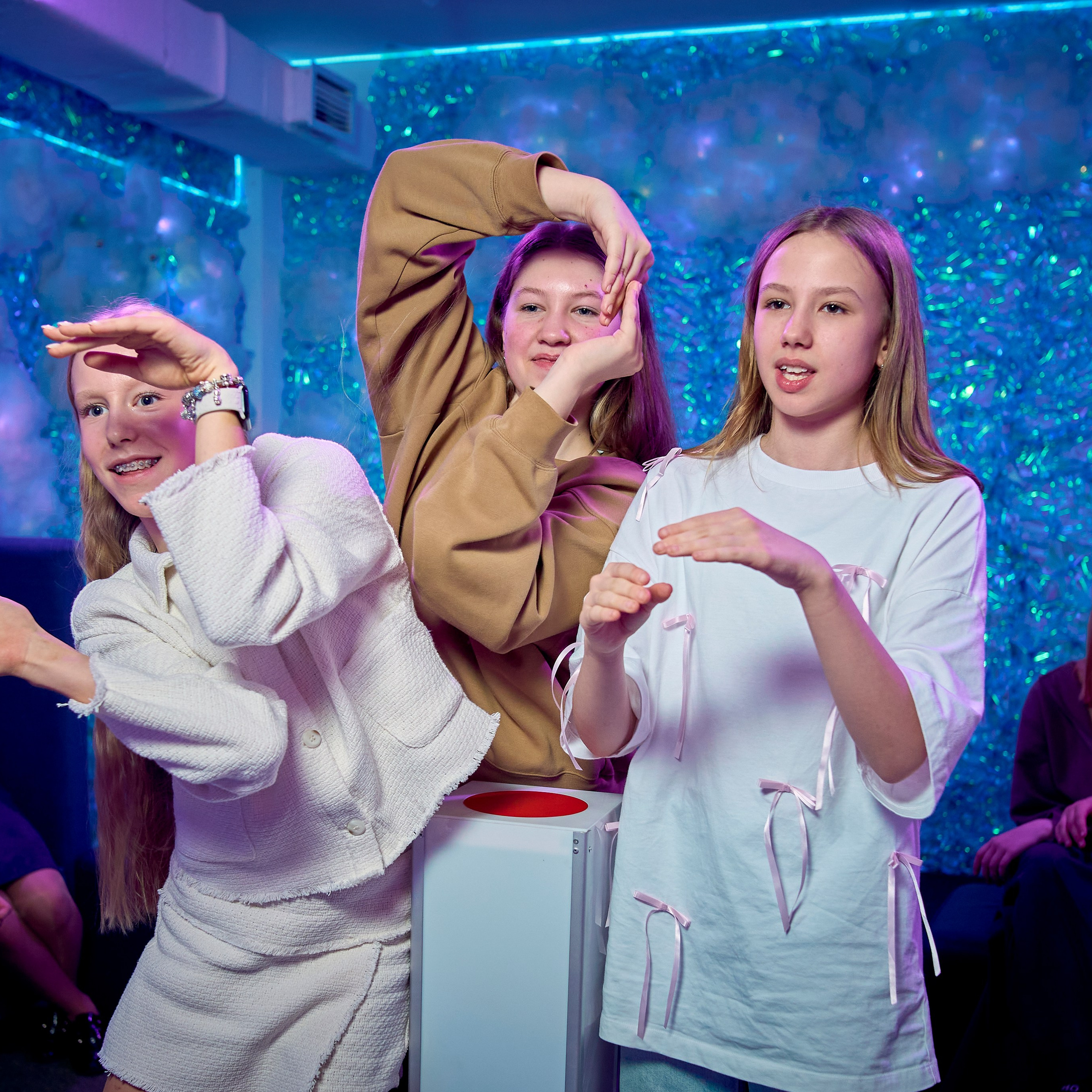 Дети играют в крокодила 