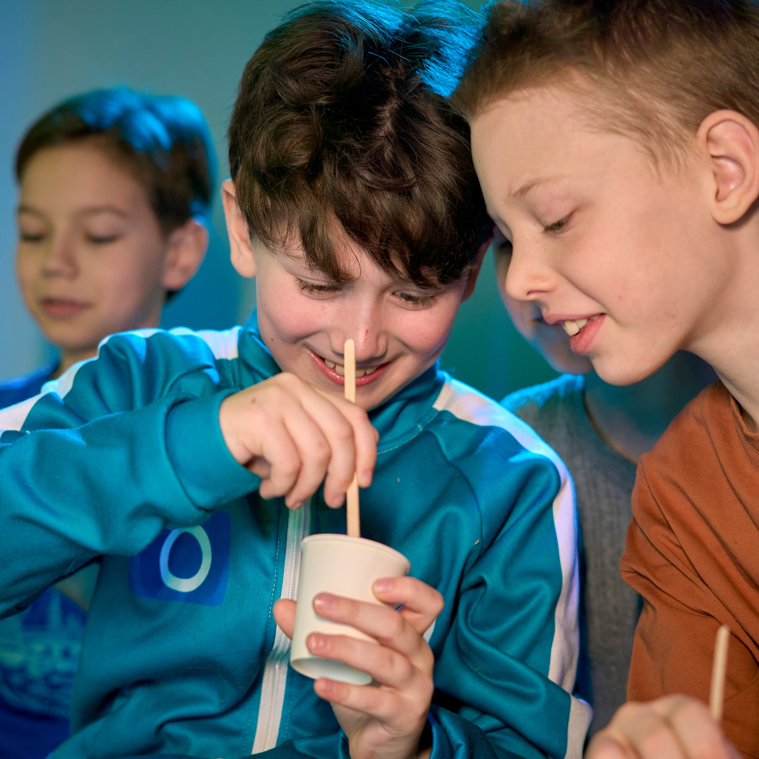 Дети делают слайм в стакане