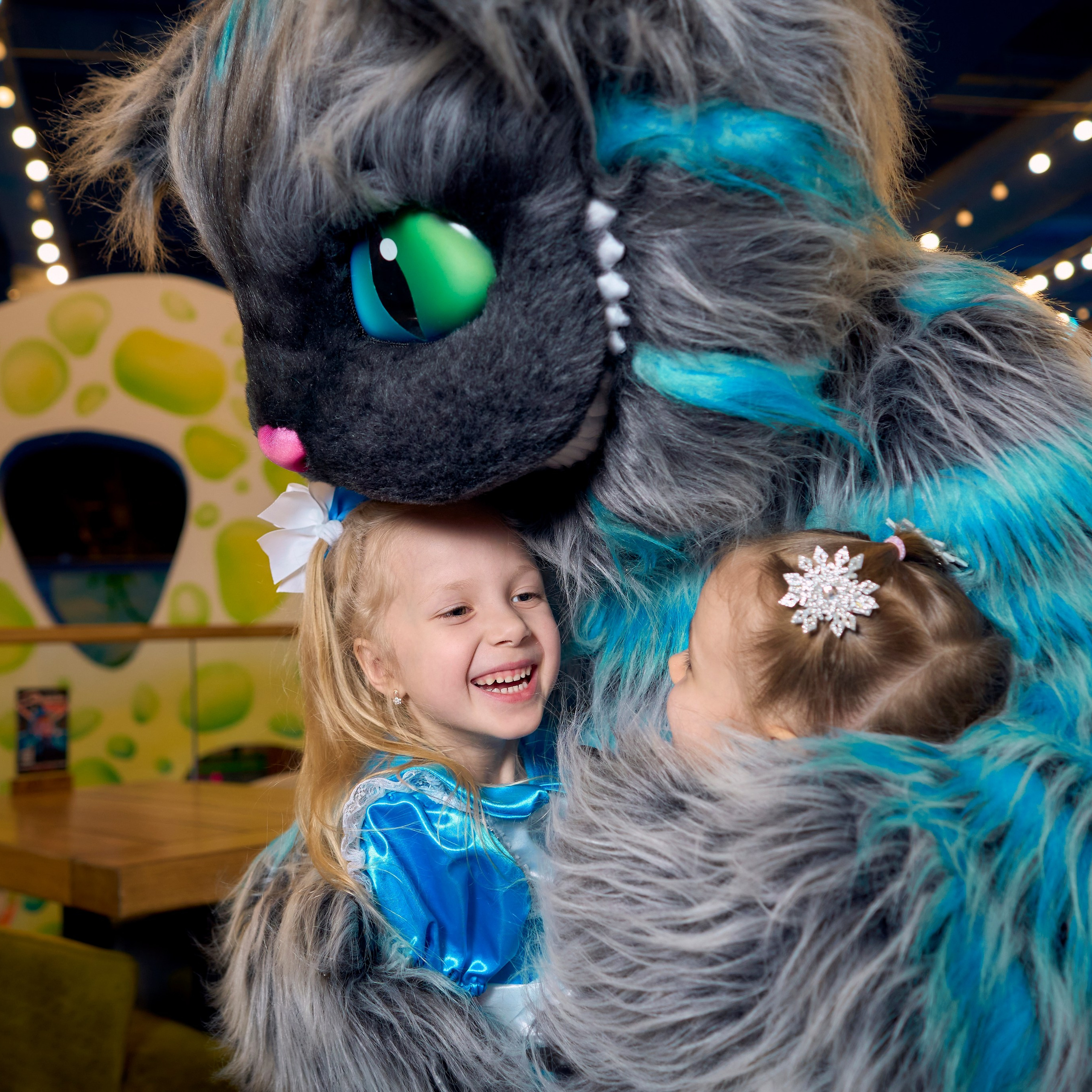 Девочка в красивом платье обнимает аниматора