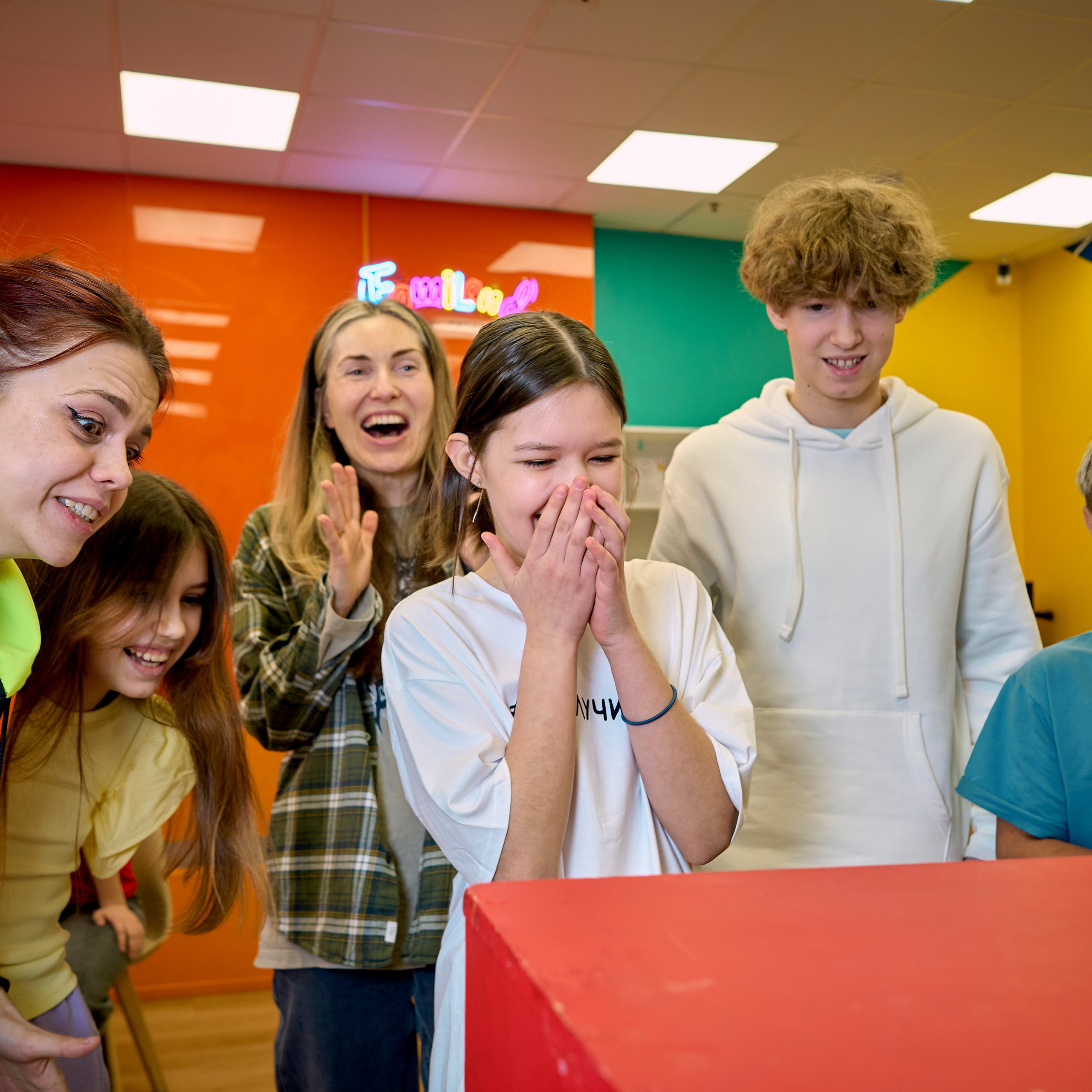 Дети кричат от увиденного в угадай что в коробке