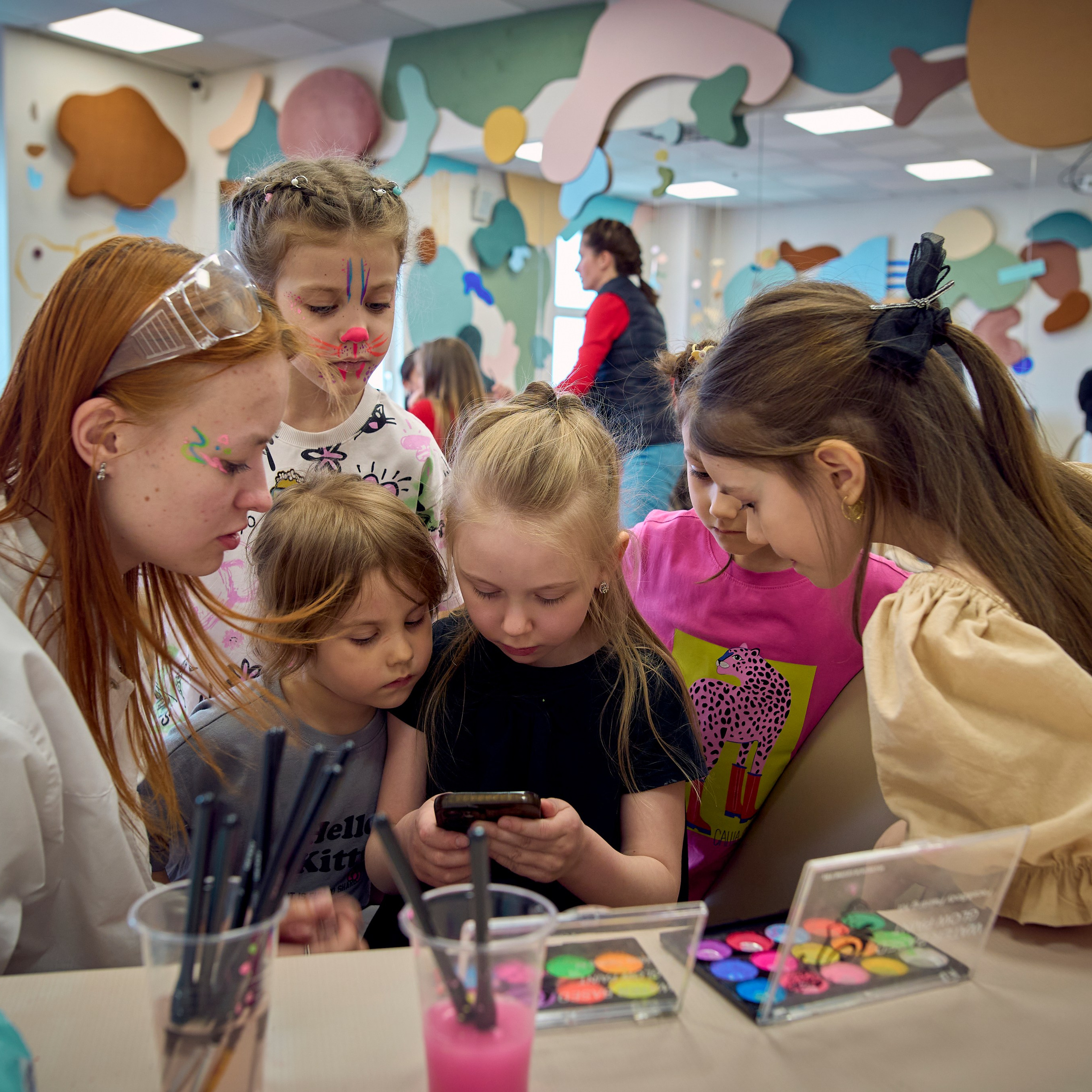 Дети выбирают аквагрим