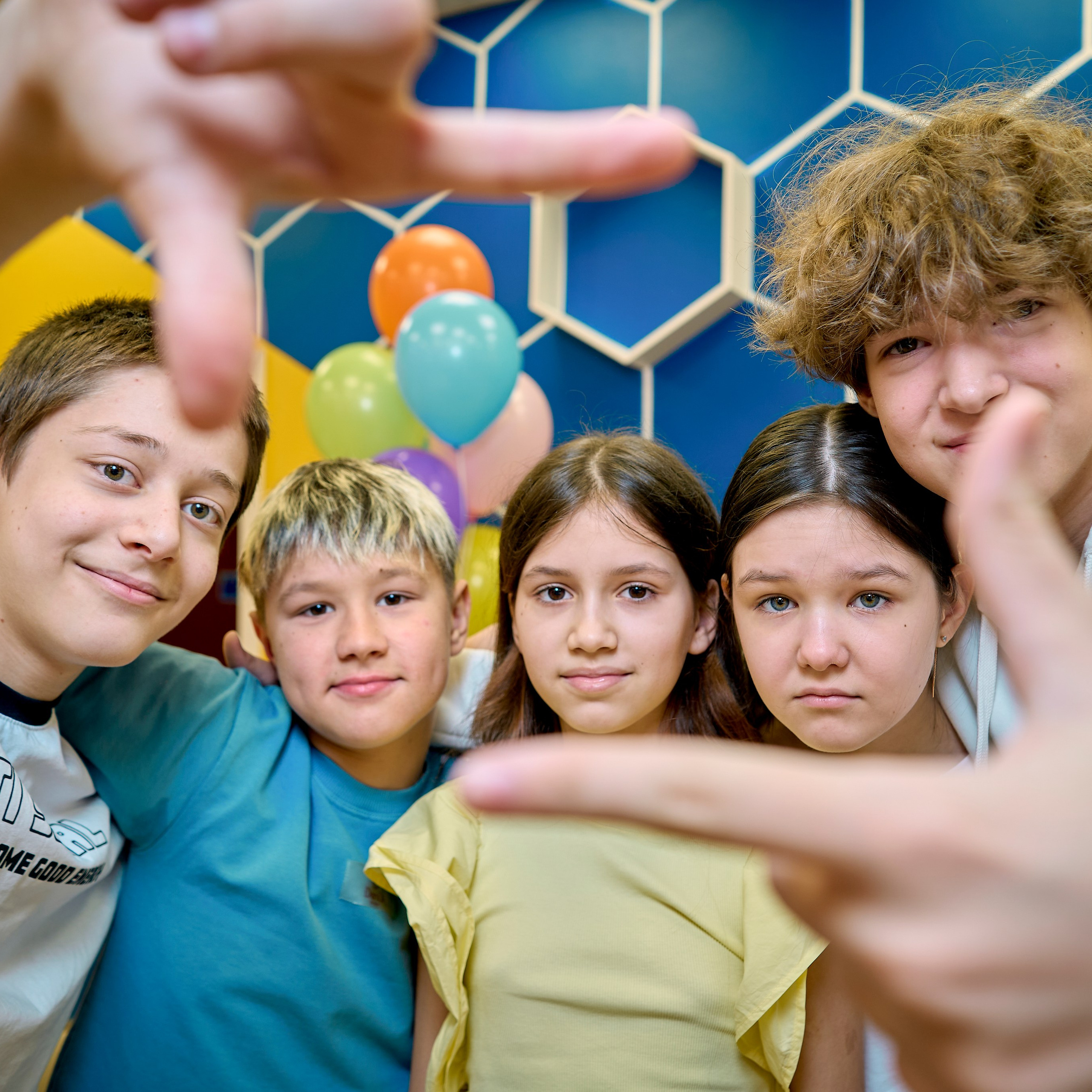 Дети позируют 