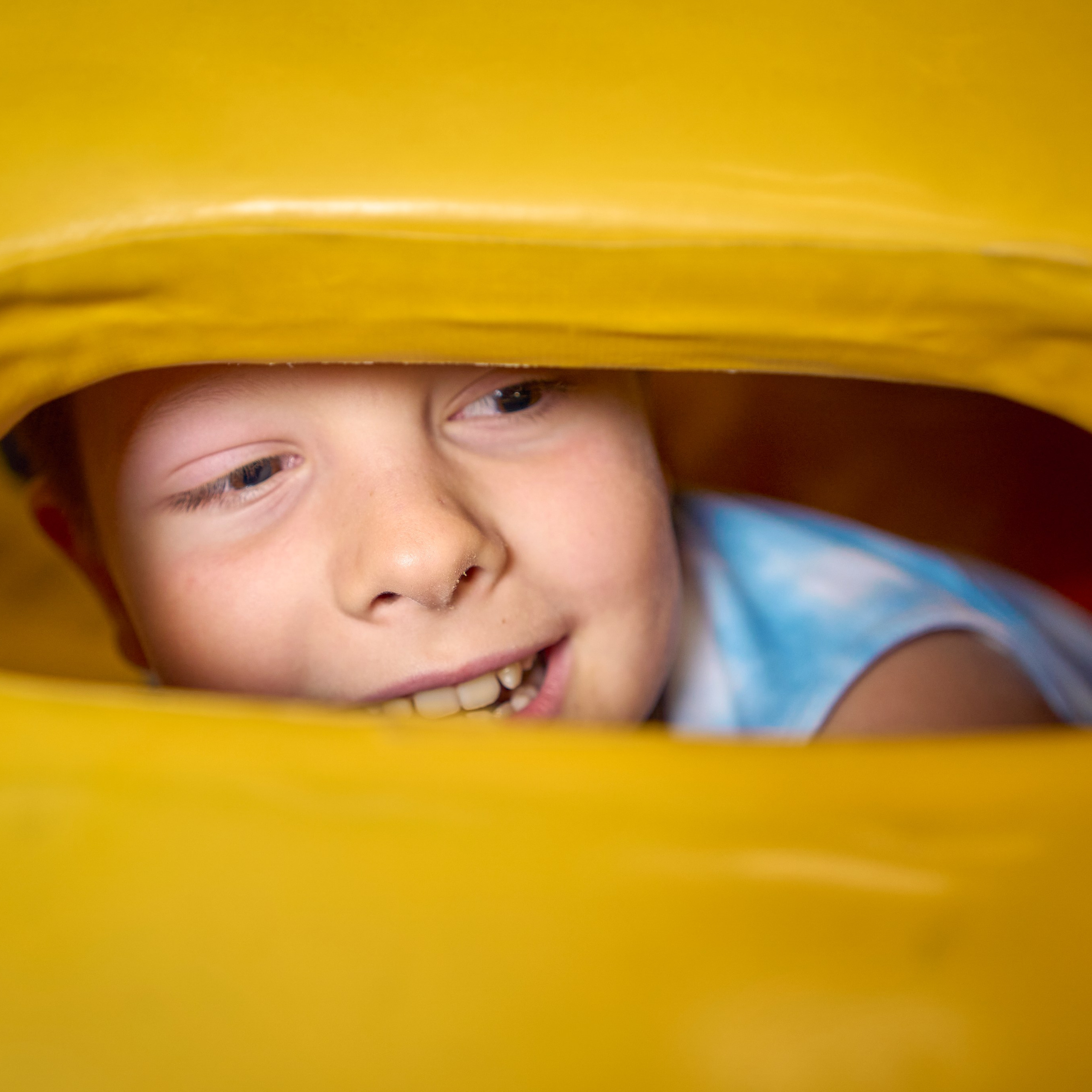 Улыбка мальчика через дырку аттракциона 