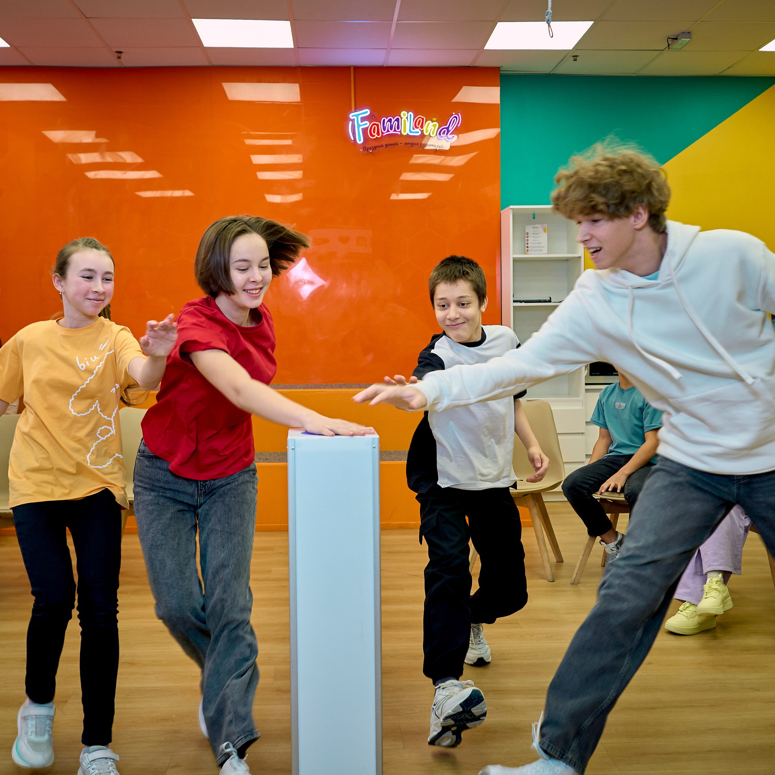 Дети на перегонки нажимают на синюю кнопку