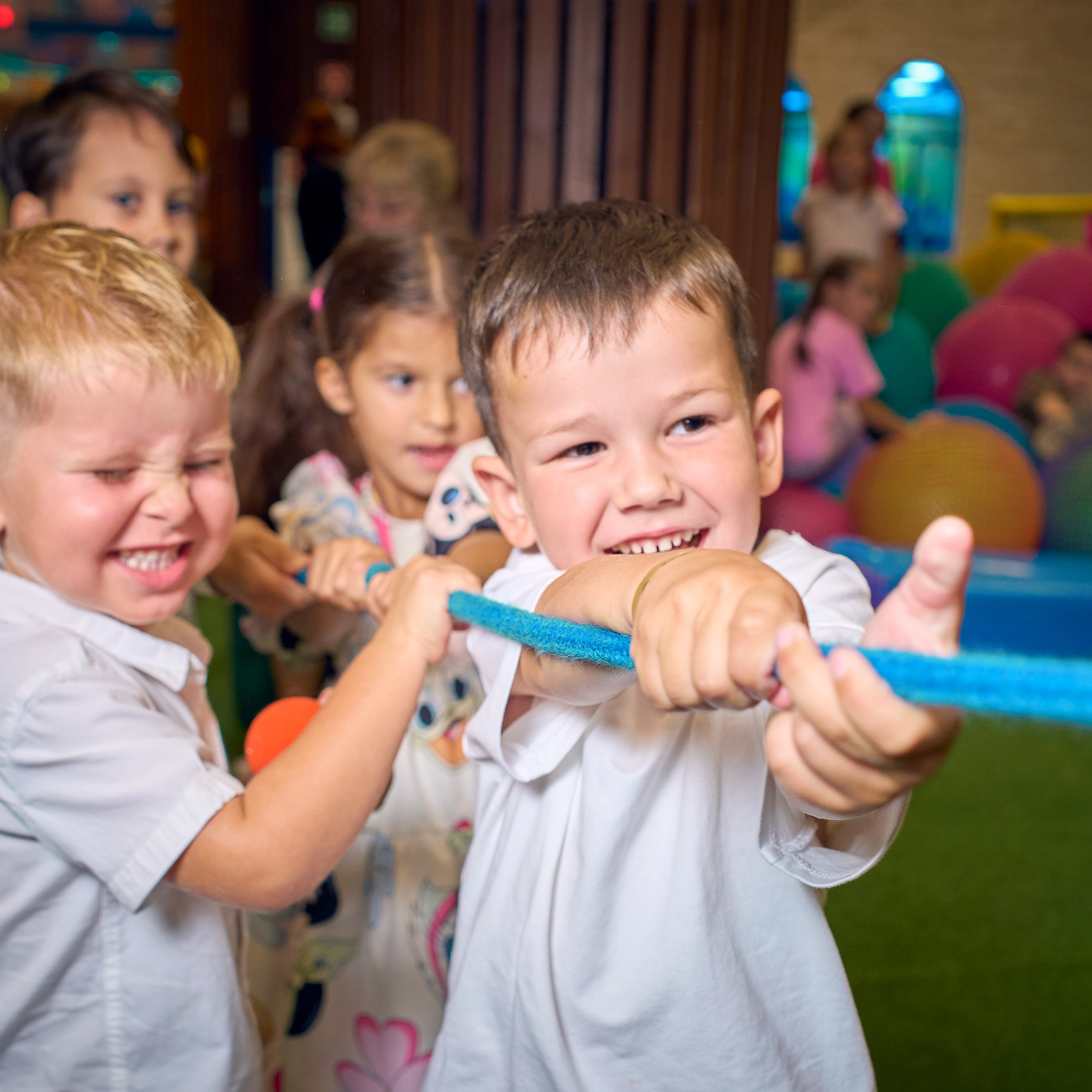 Дети радостно тянут канат