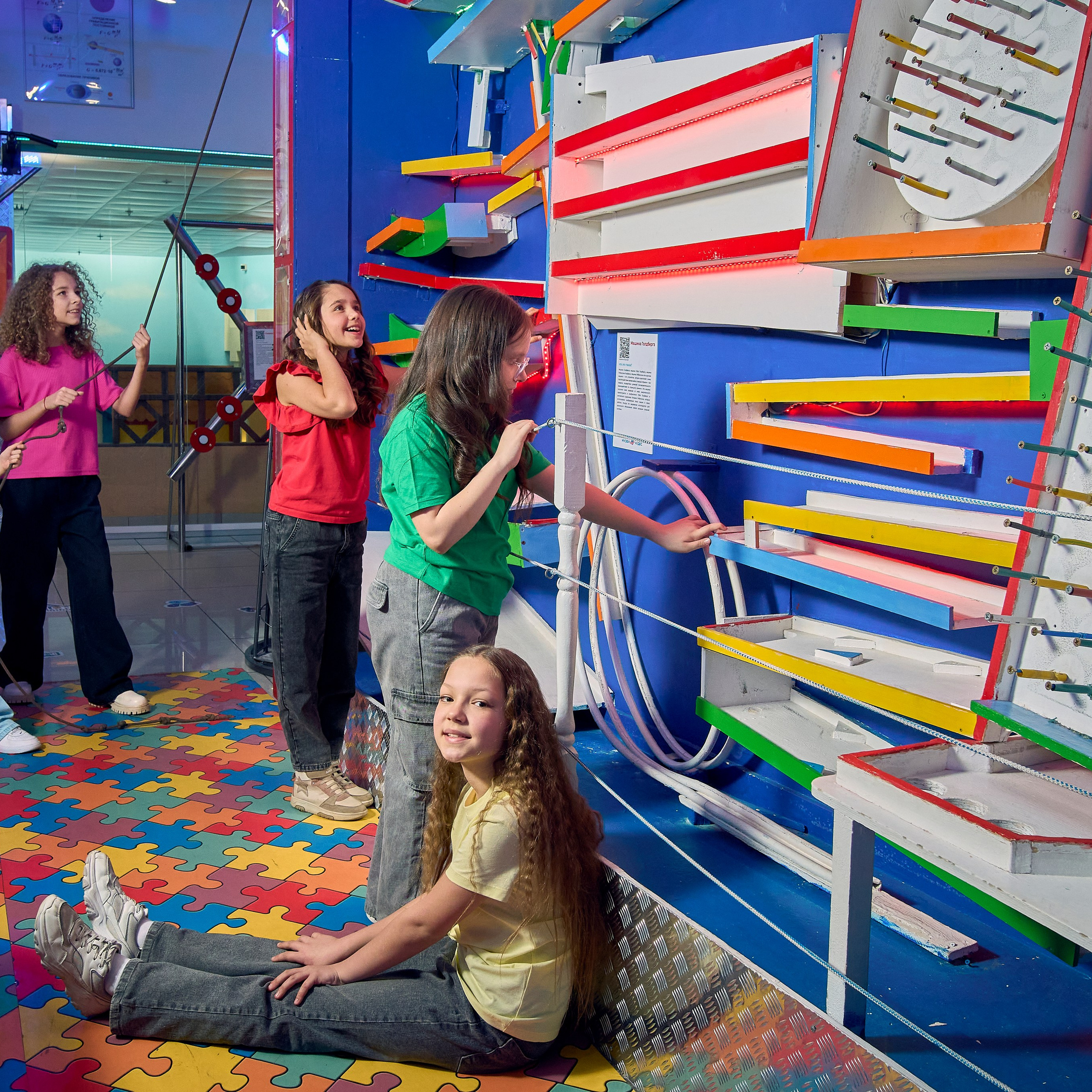 Дети и аттракцион