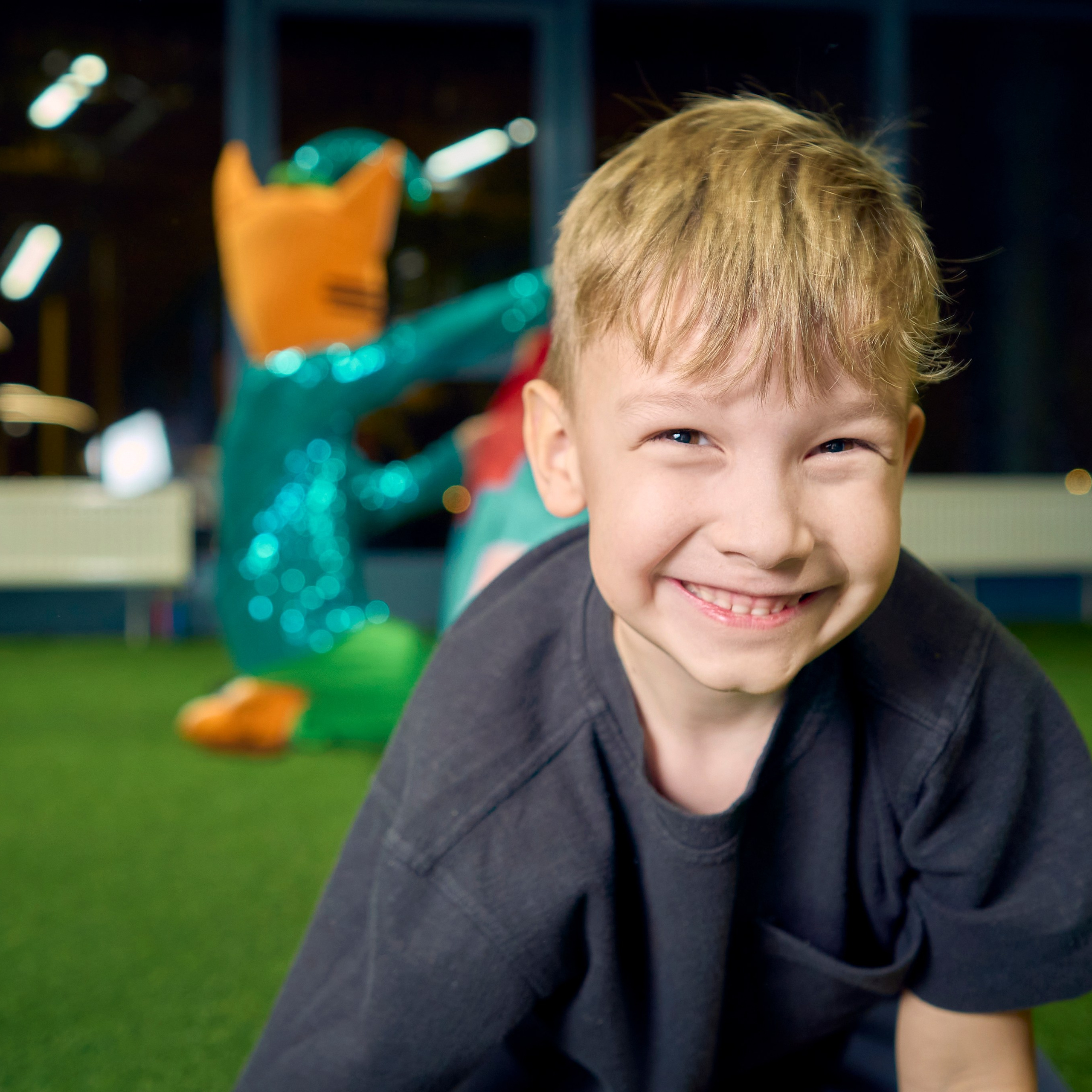 Мальчик улыбается 