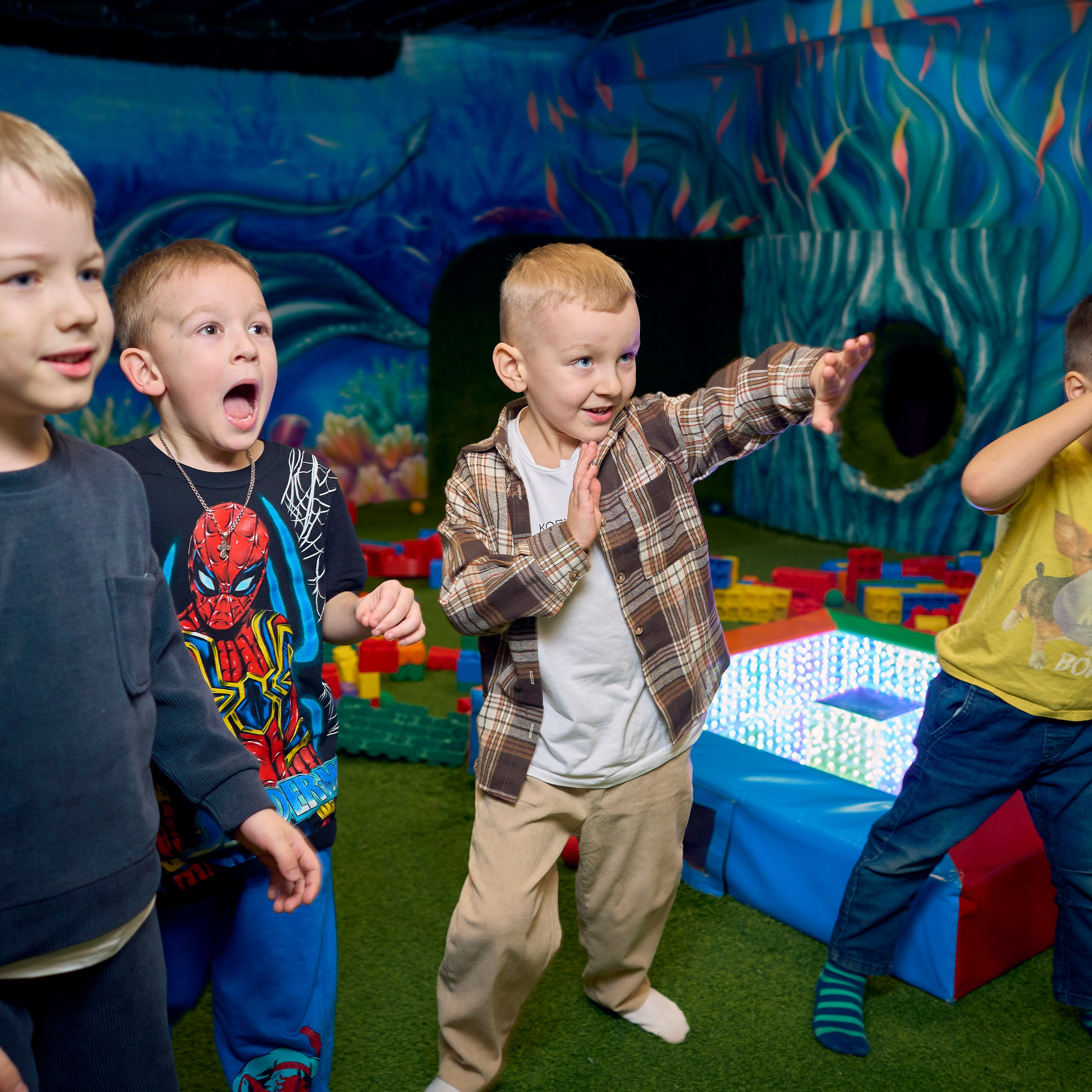 Дети повторяют карате за аниматором