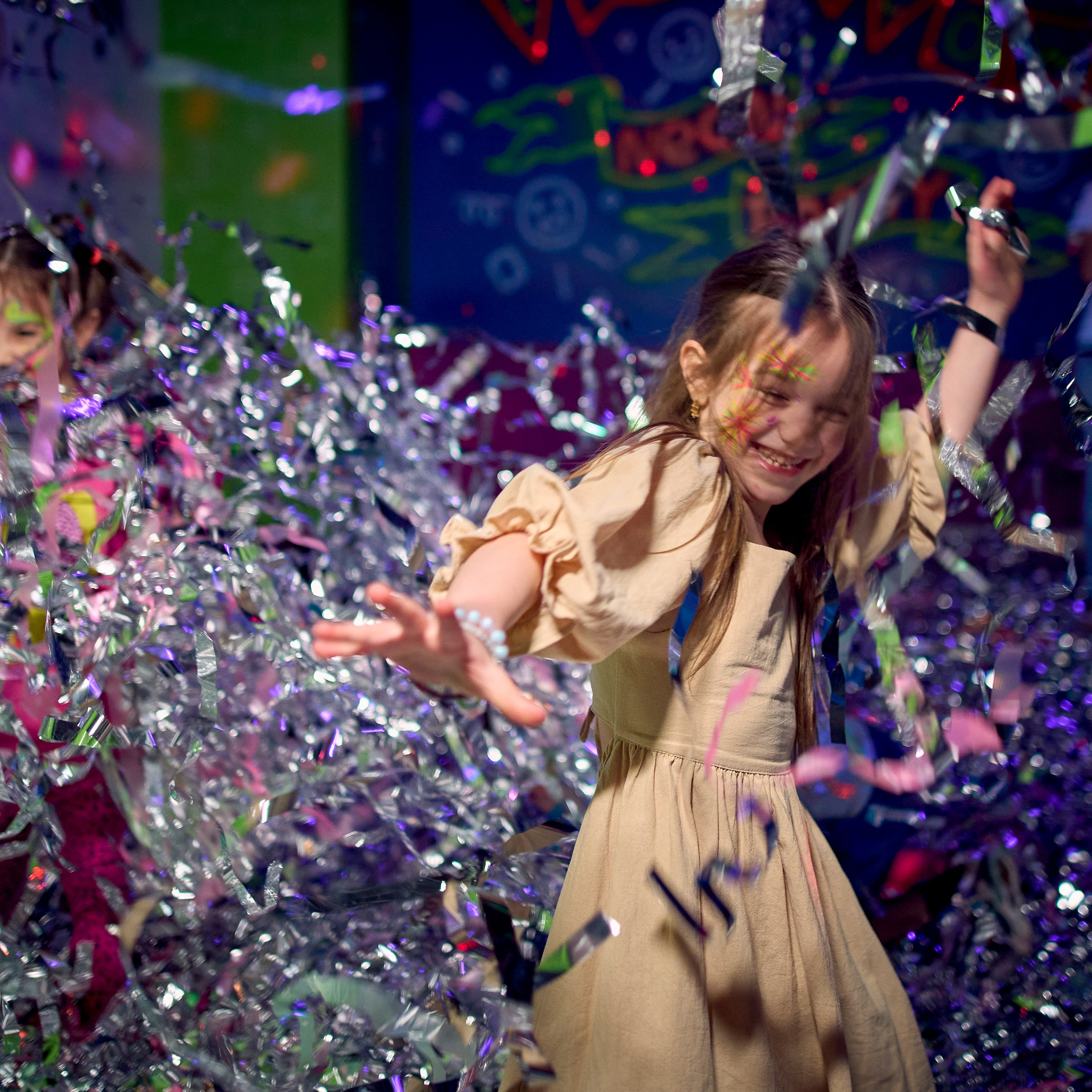 Дискотека с фольгой для детей