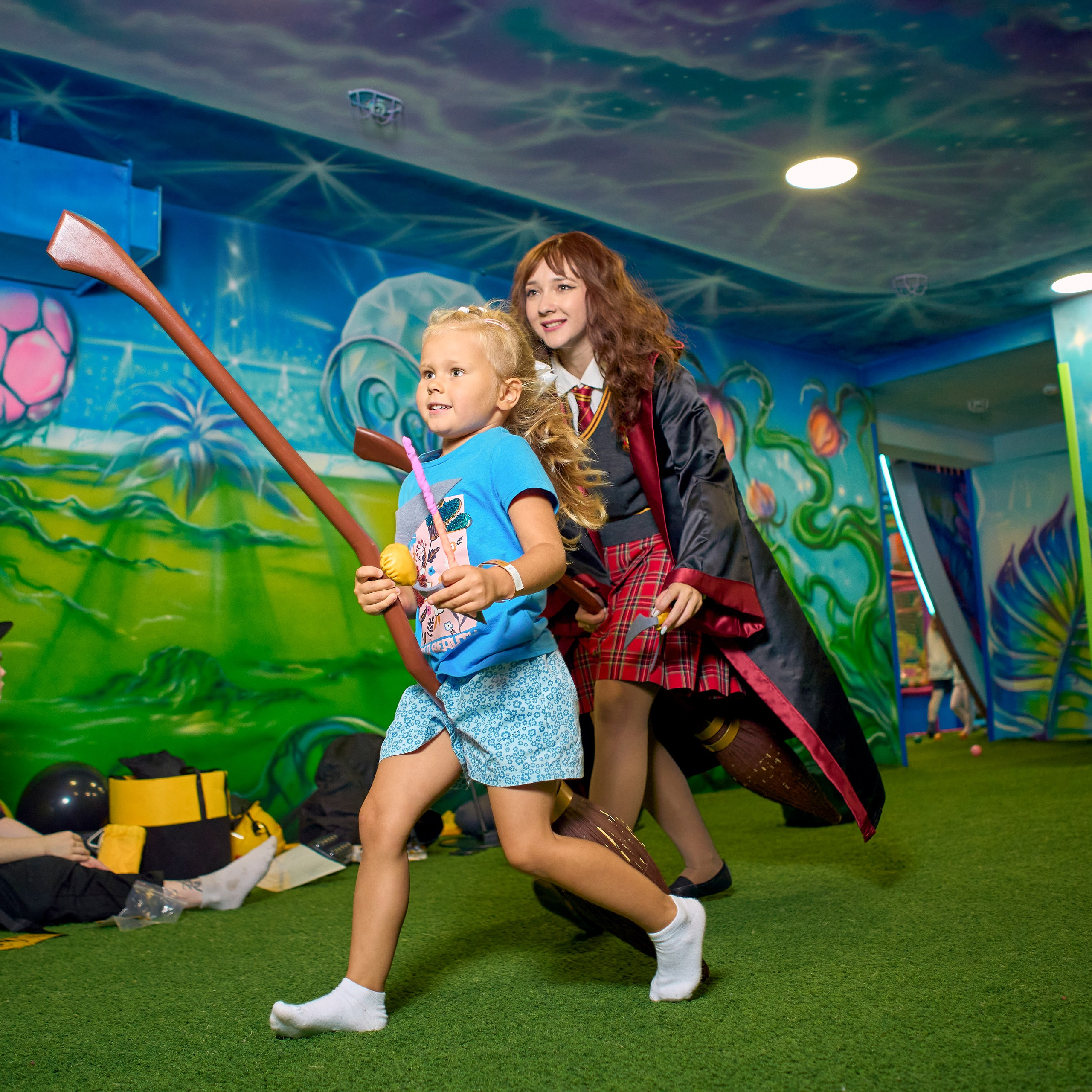 Ребенок играет с аниматором 