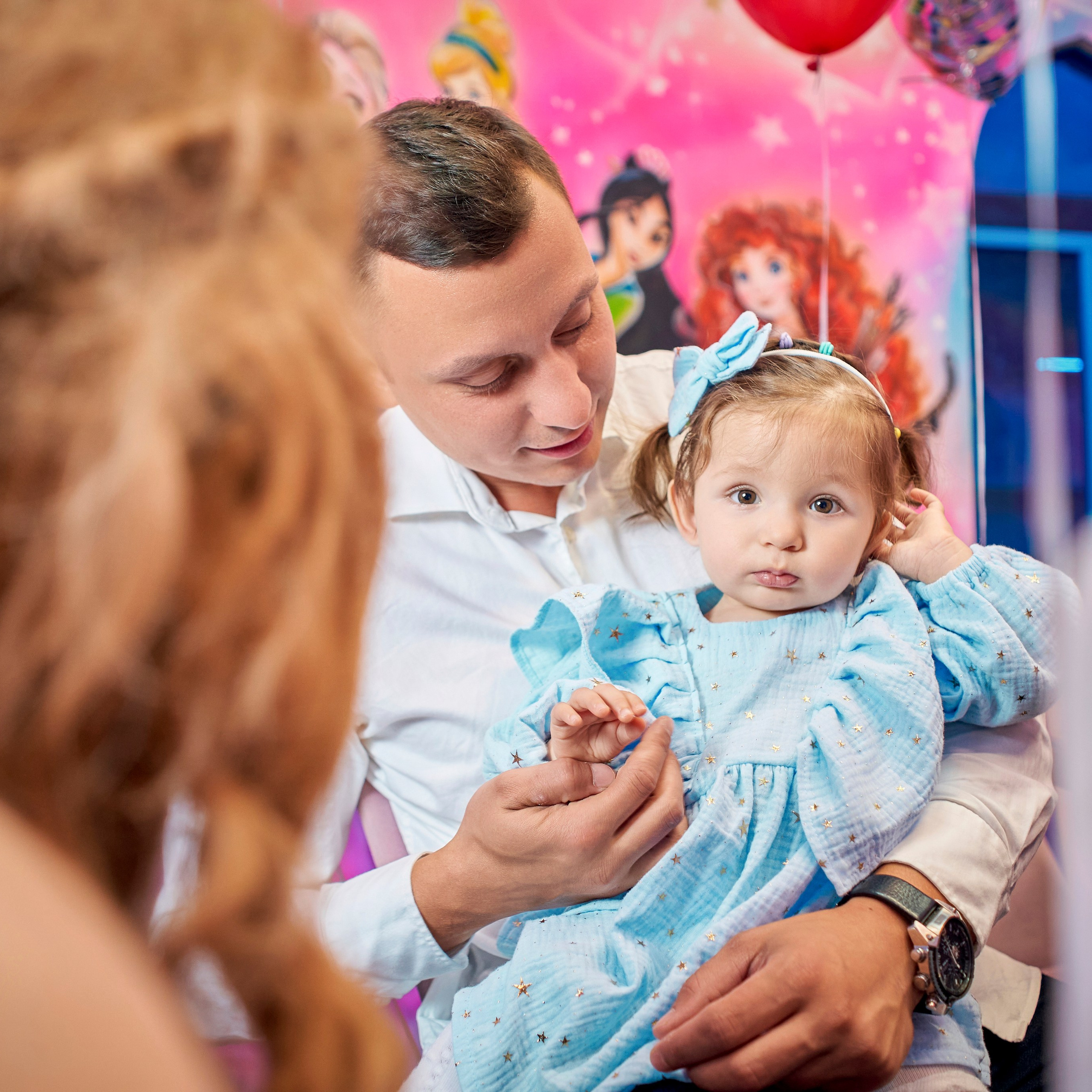 Маленький ребенок на руках у папы