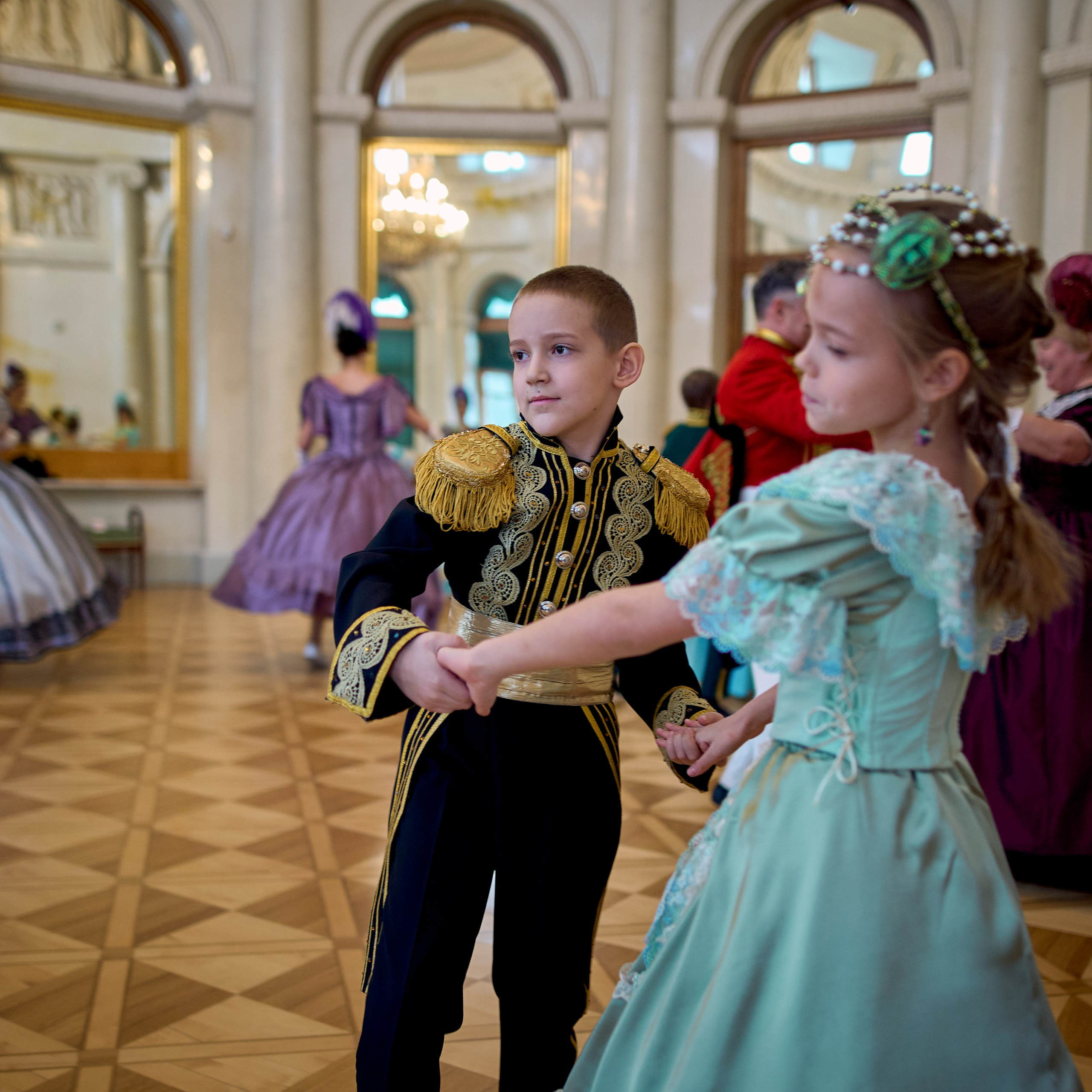 Дети танцуют в костюмах