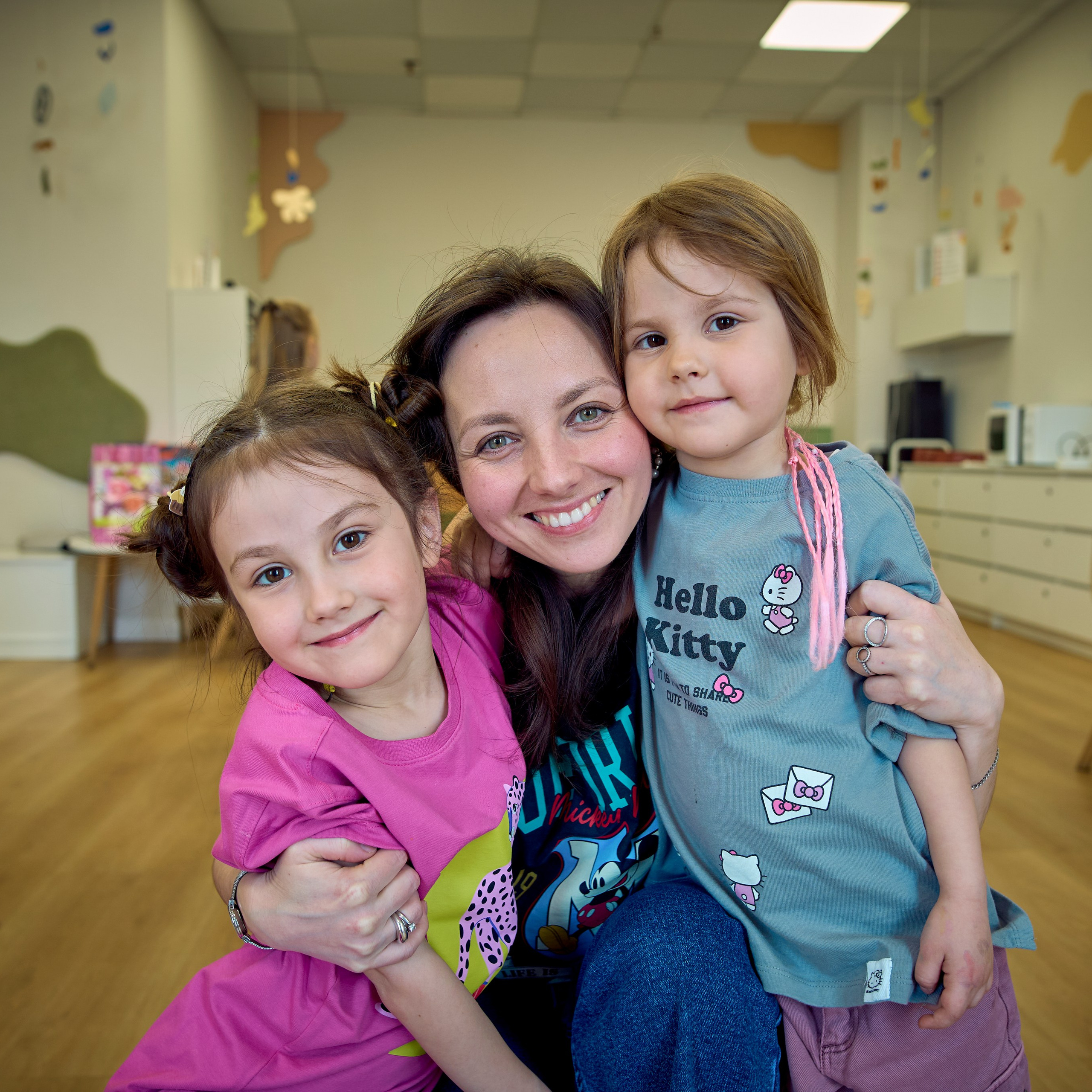 Мама и двое детей, счастливы