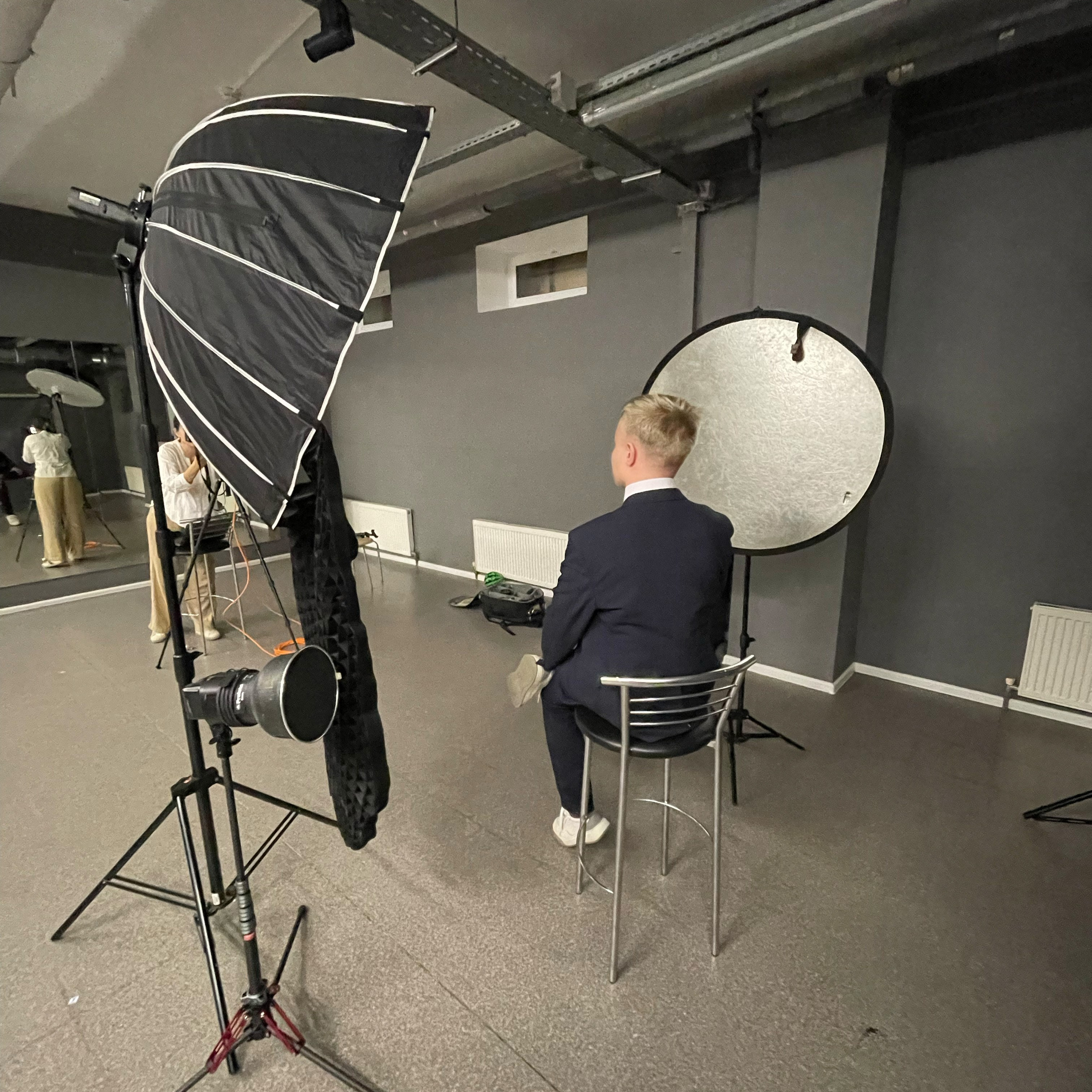 Окт120 + отражатель + 100 зонт контр + рефлектор с&nbsp;сотами на&nbsp;фон