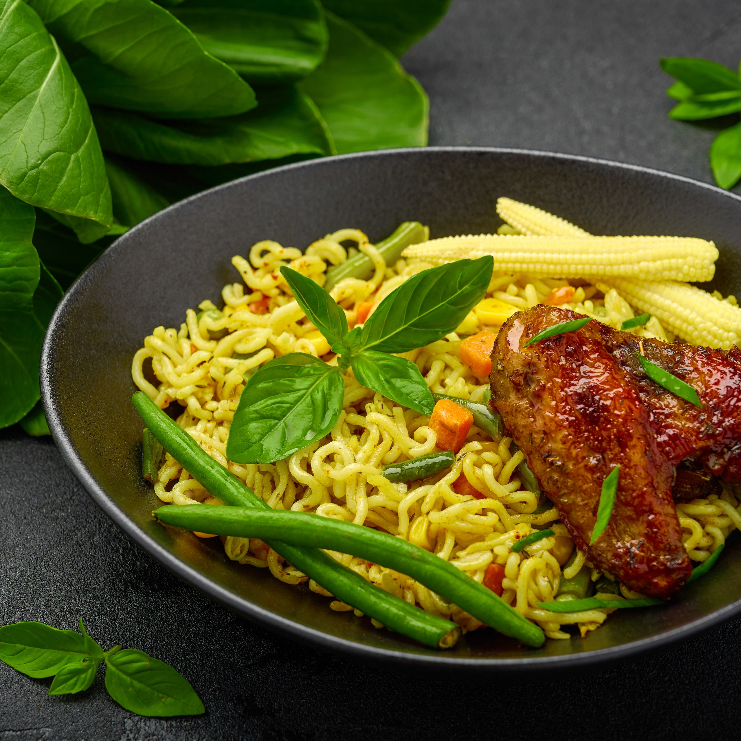 Макароны с курицей, овощами и травами