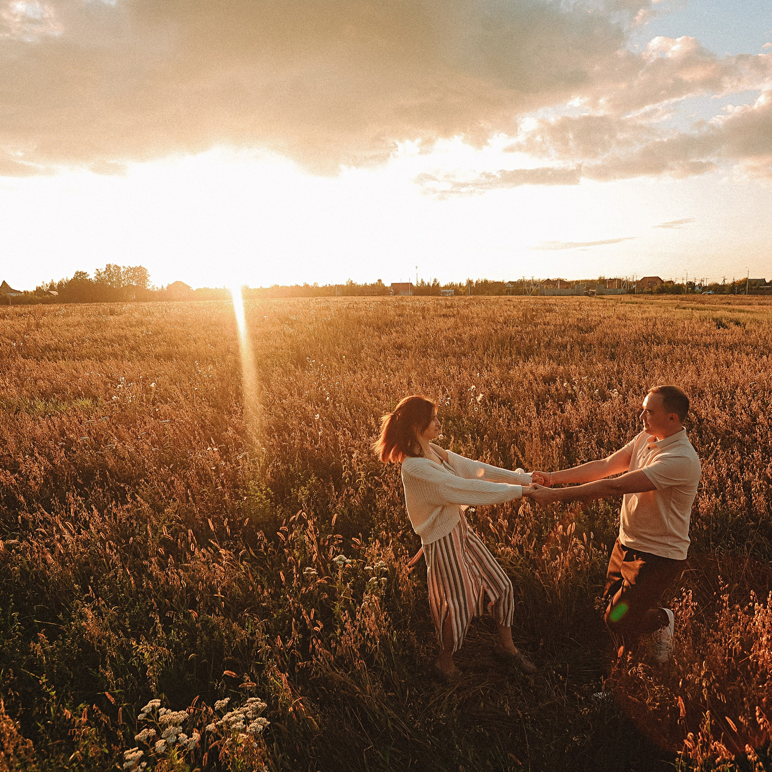 поле love story на закате
