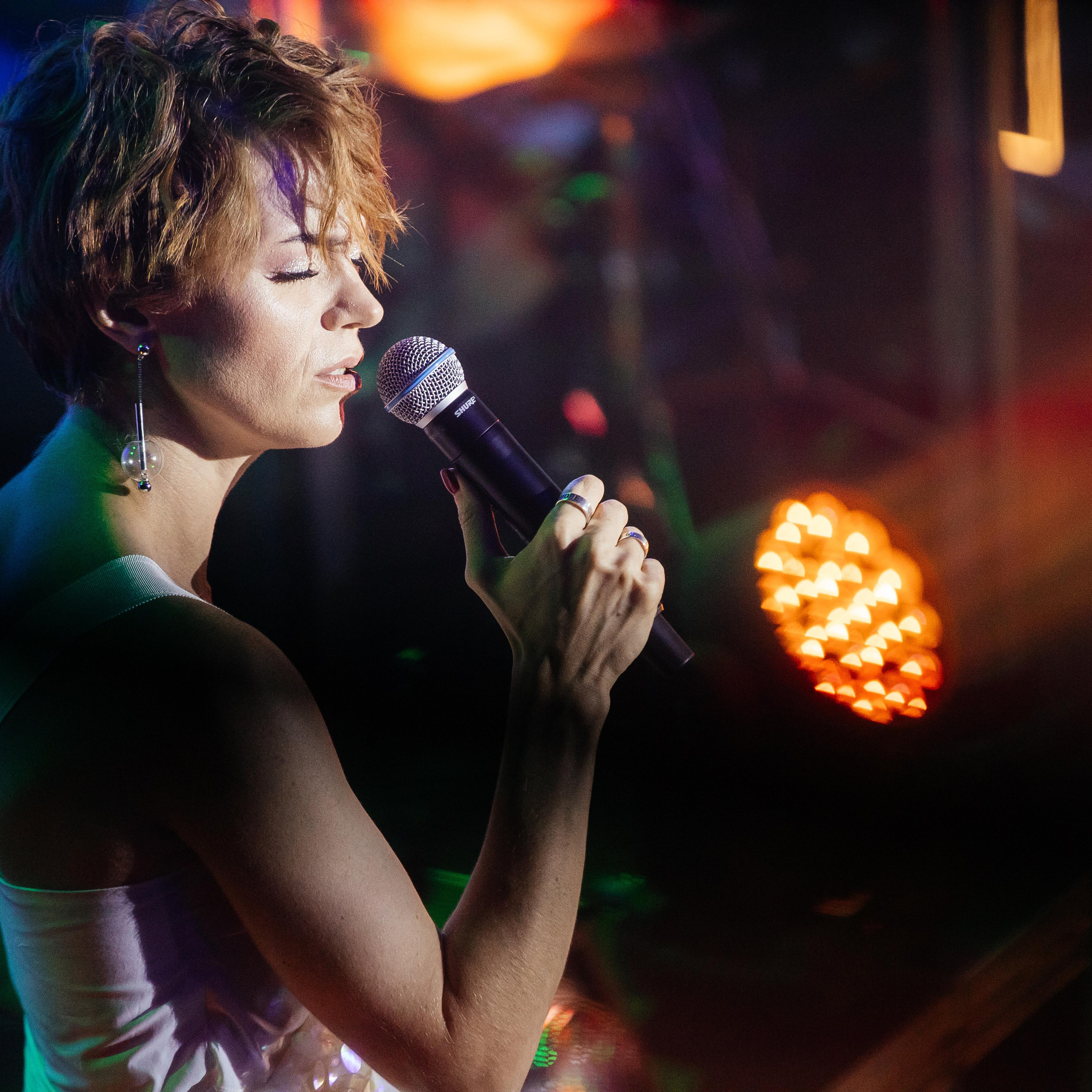 Марина поёт