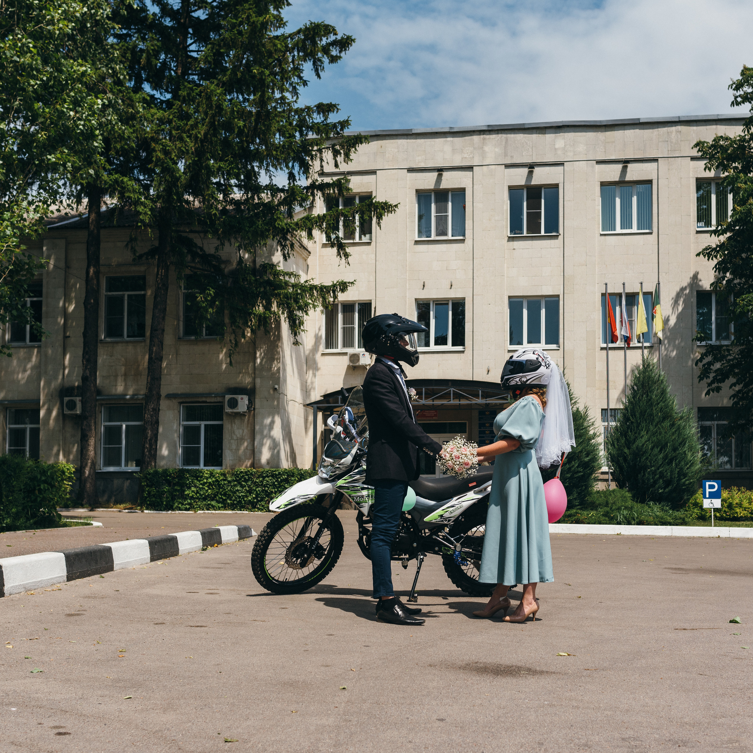 Свадебная прогулка в Рамони. Свадебный фотограф — фотограф на свадьбу в Воронеже — Свадебное фото