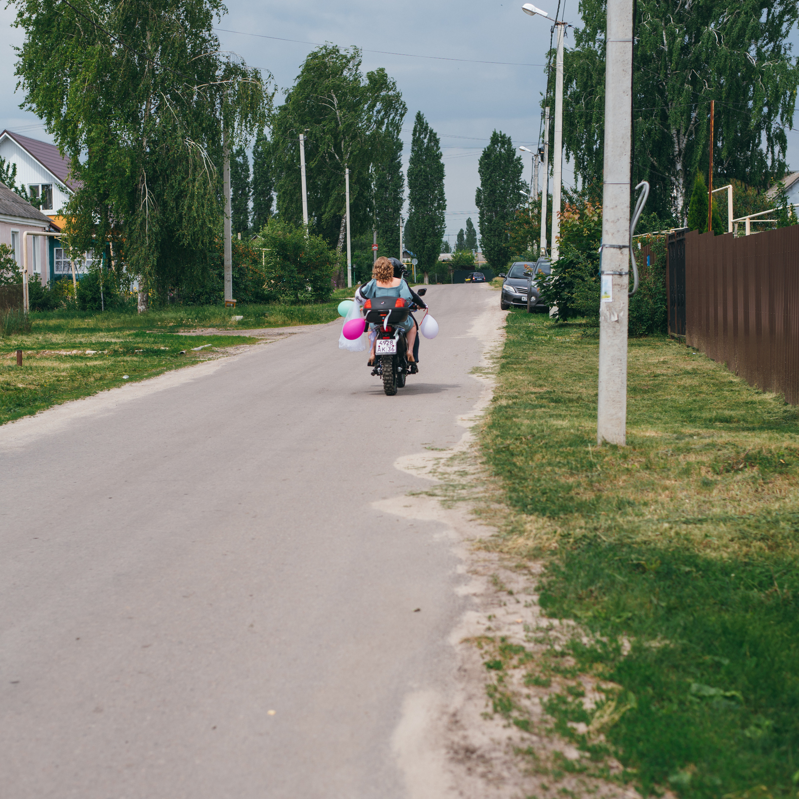 Свадебная прогулка в Рамони. Свадебный фотограф — фотограф на свадьбу в Воронеже — Свадебное фото