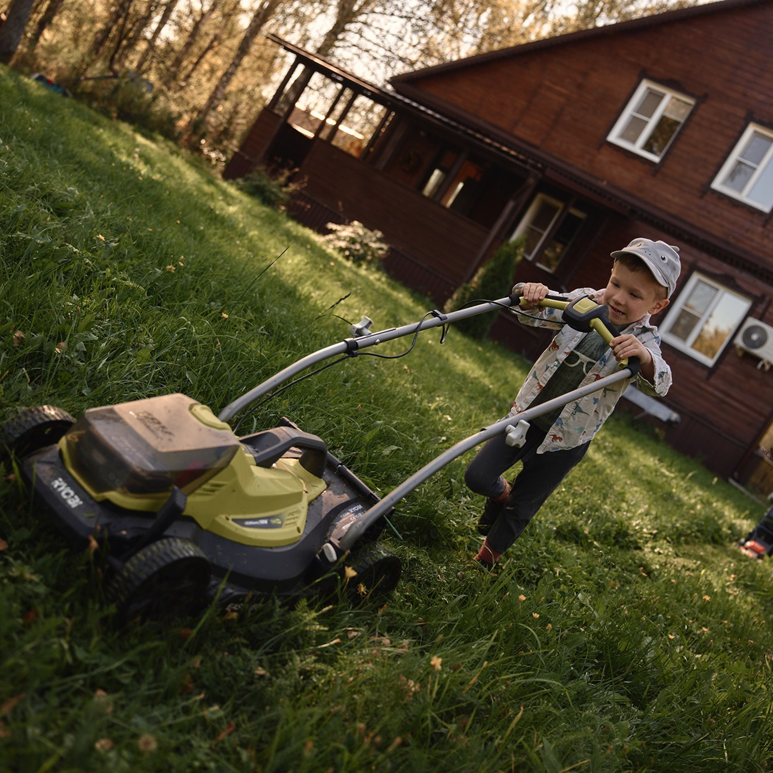Семейный подряд по стрижке газона