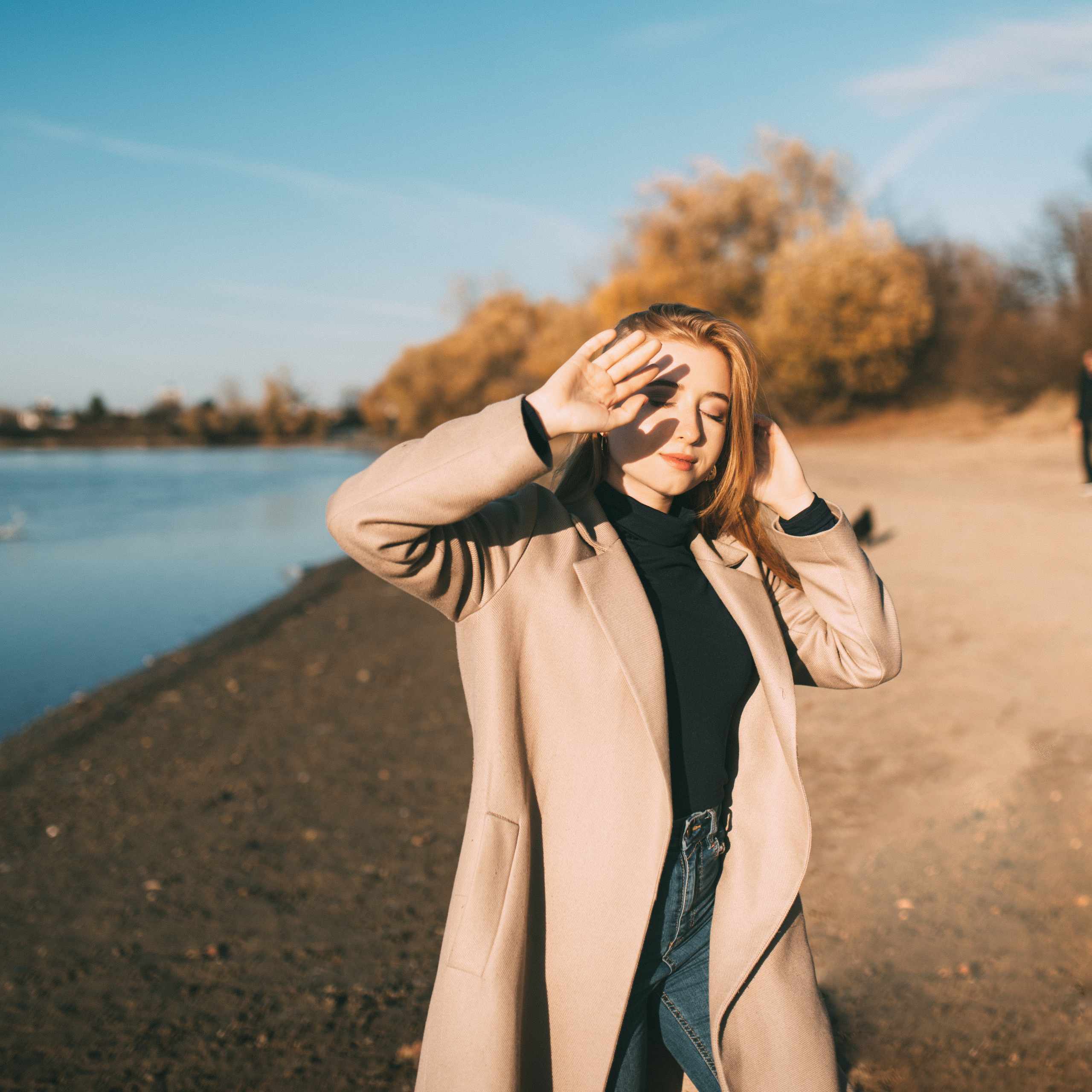 Мария. Прогулка вдоль реки