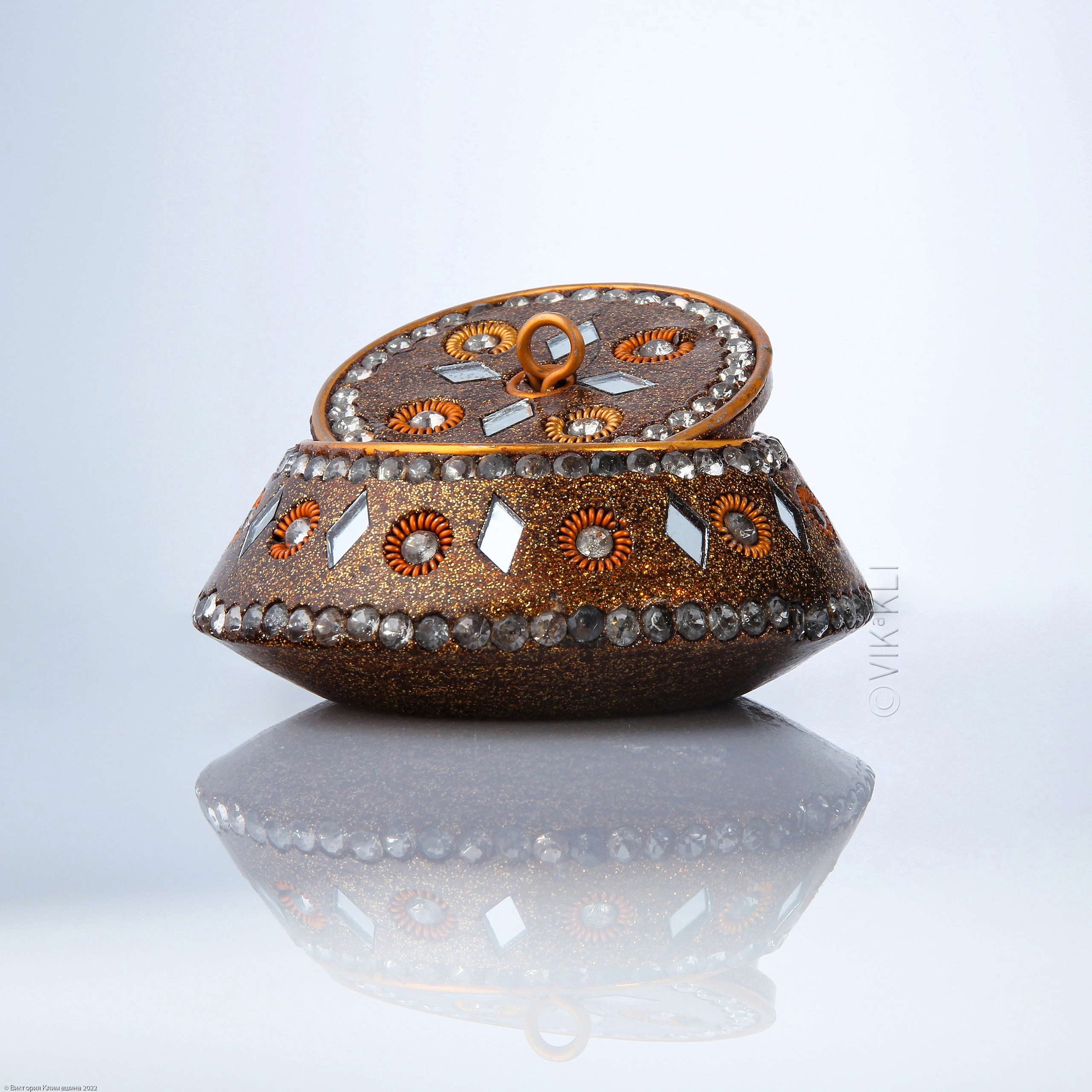 Шкатулка из металла, инкрустированная камнями и стеклом. Предметное фото.