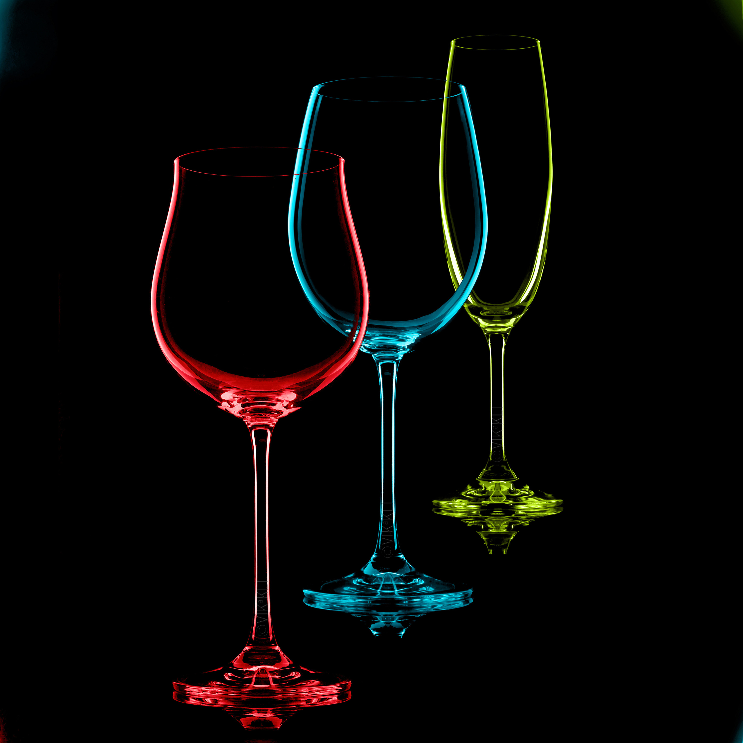 Коллаж стеклянные бокалы на чёрном фоне. Предметное фото.