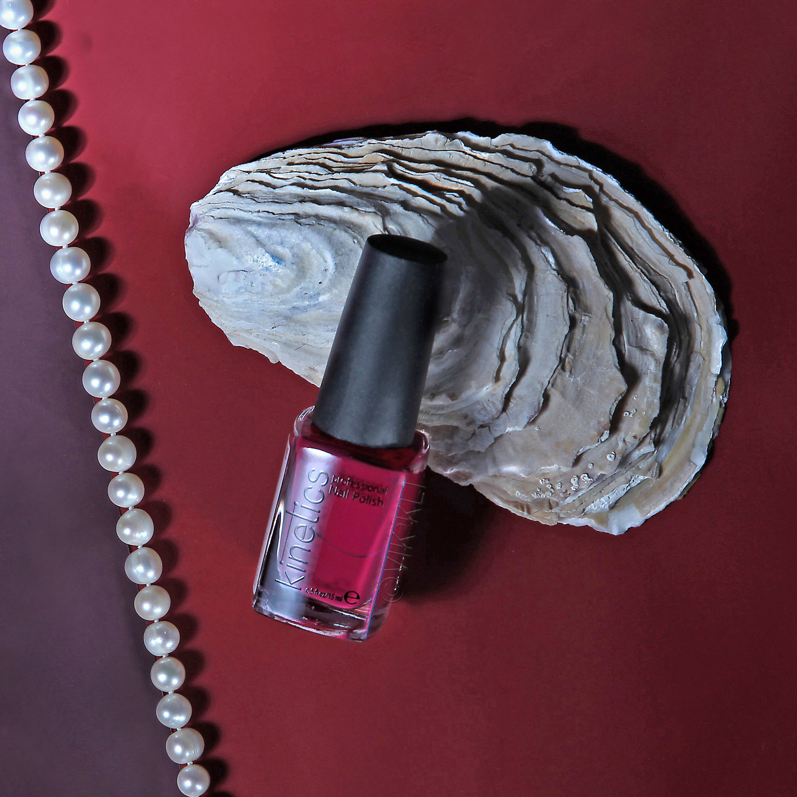 Лак для ногтей Kinetics на раковине. Имиджевое фото