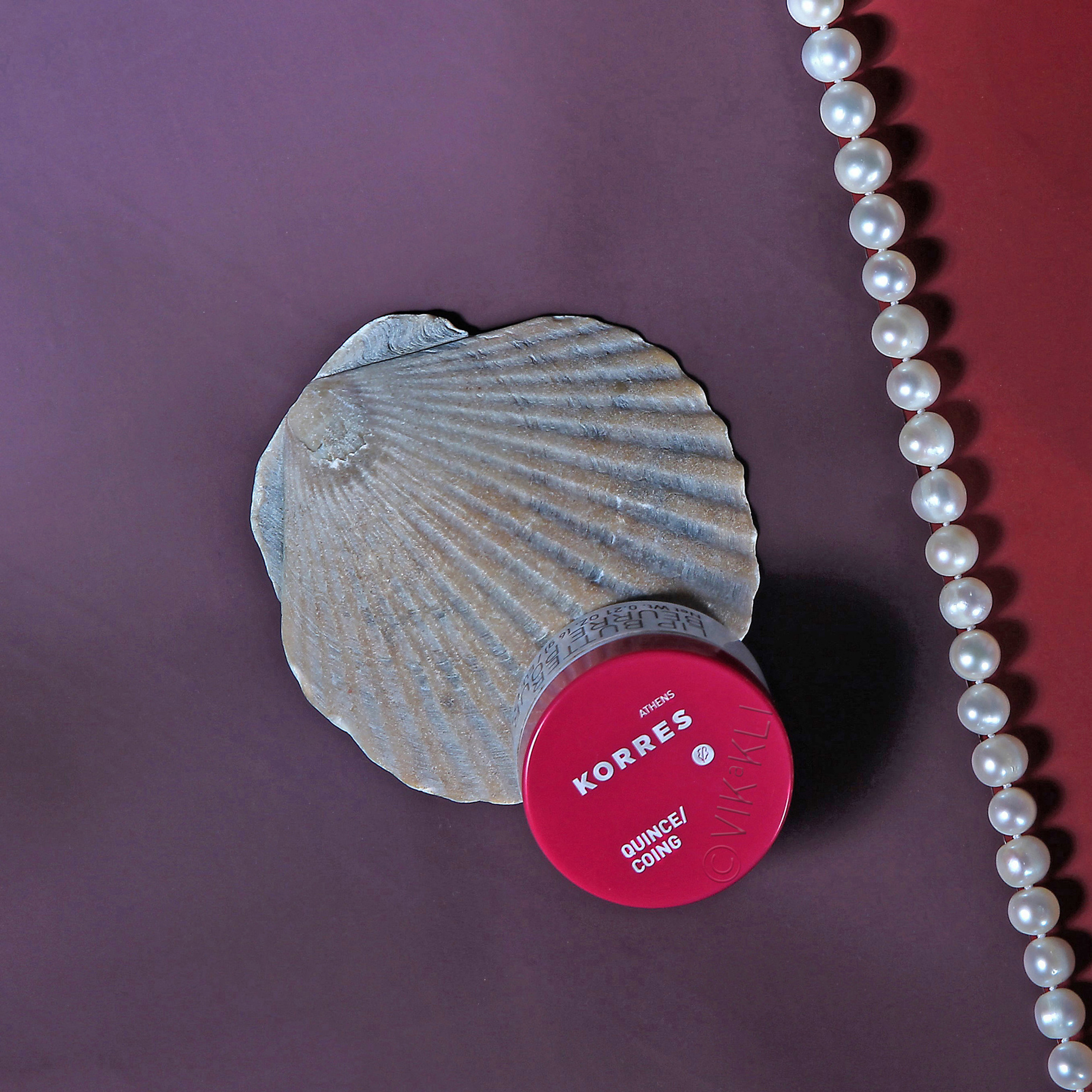 Бальзам для губ KORRES на раковине. Имиджевое фото