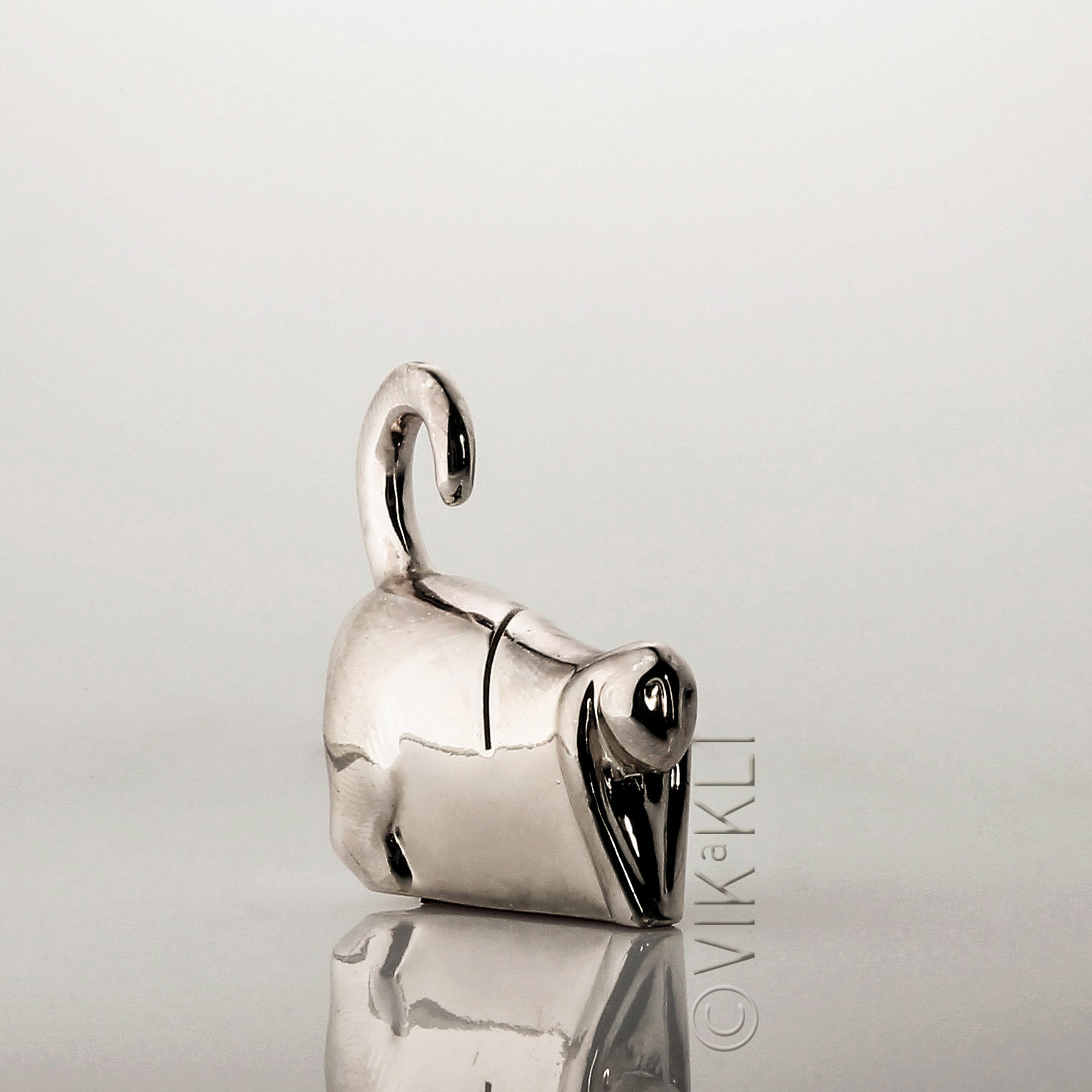 Статуэтка обезьяна из металла с отражением. Предметное фото..