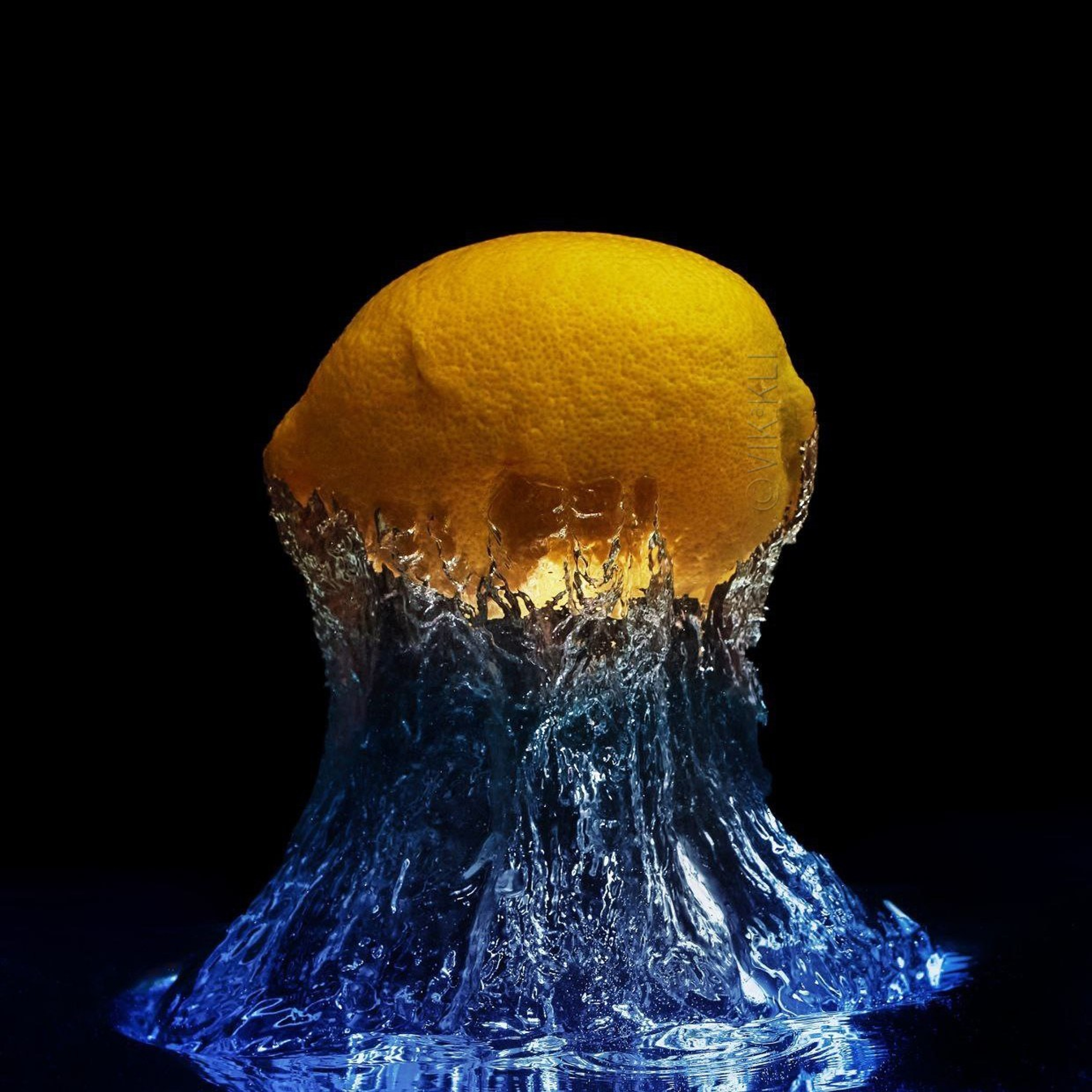 Взлетающий лимон в воде. Фото с заморозкой движения. Предметное фото.