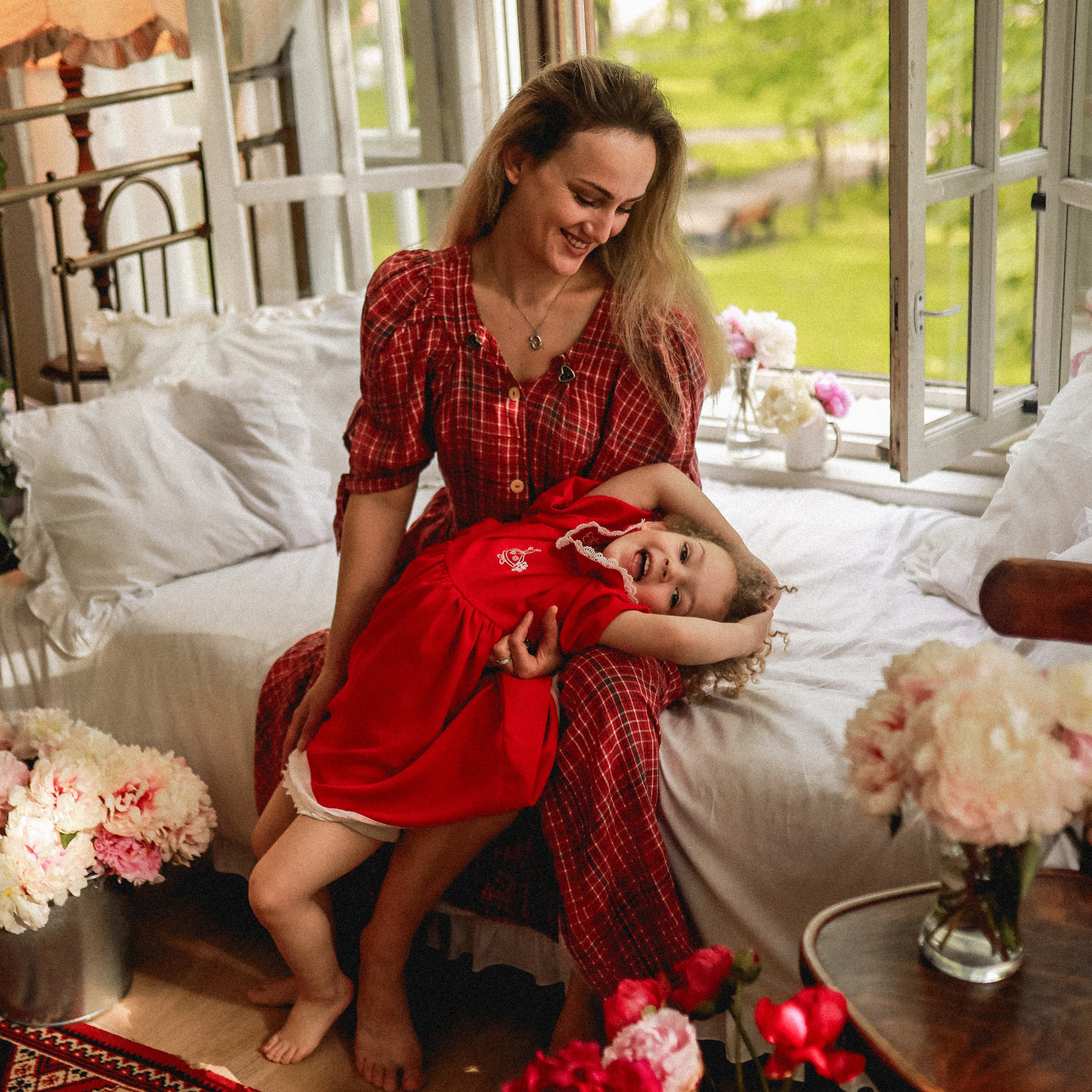 Пионы на балконе